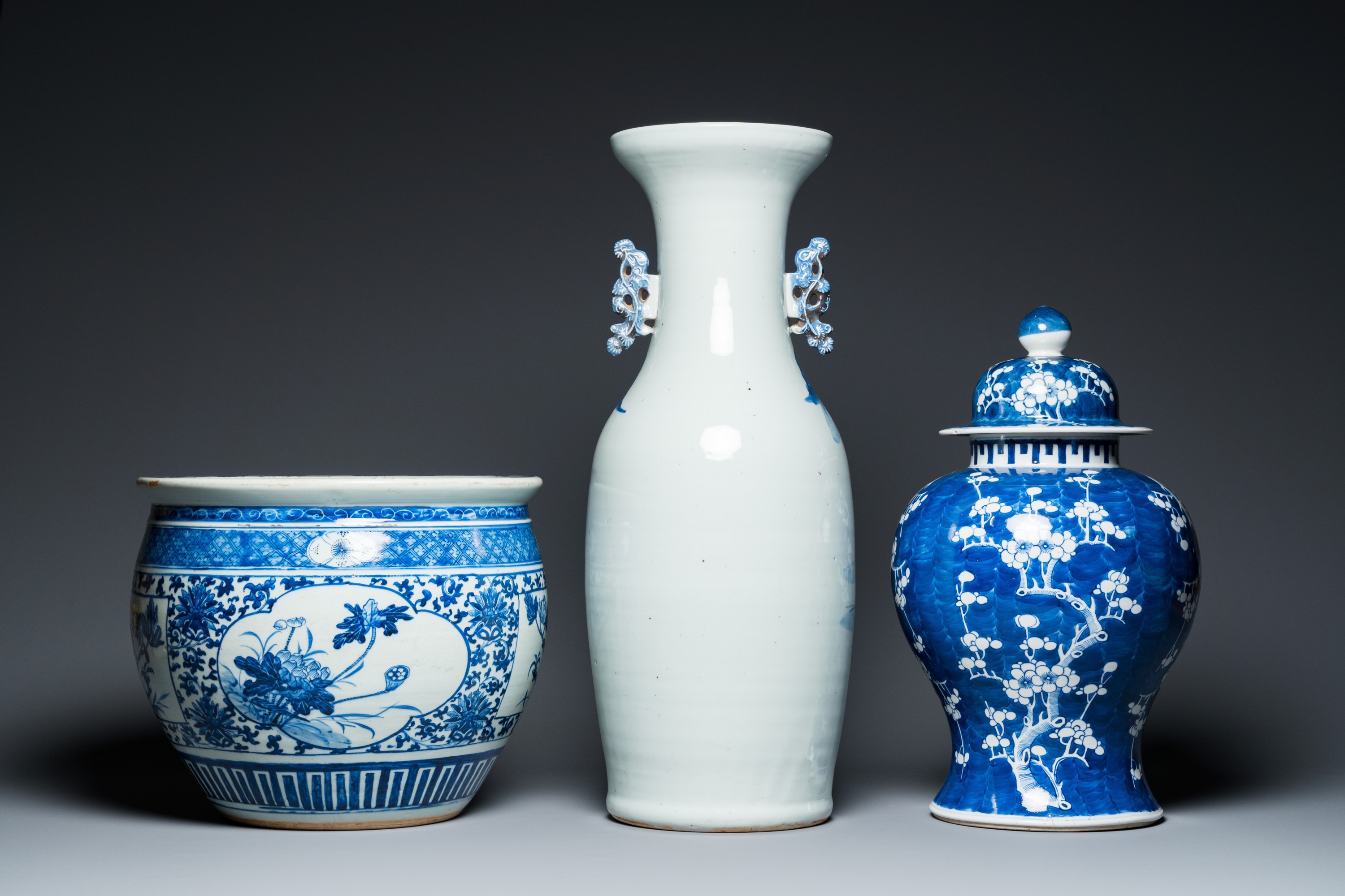 A Chinese blue and white 'landscape' vase, a covered vase and a jardiniere, 19th C. - Image 4 of 9