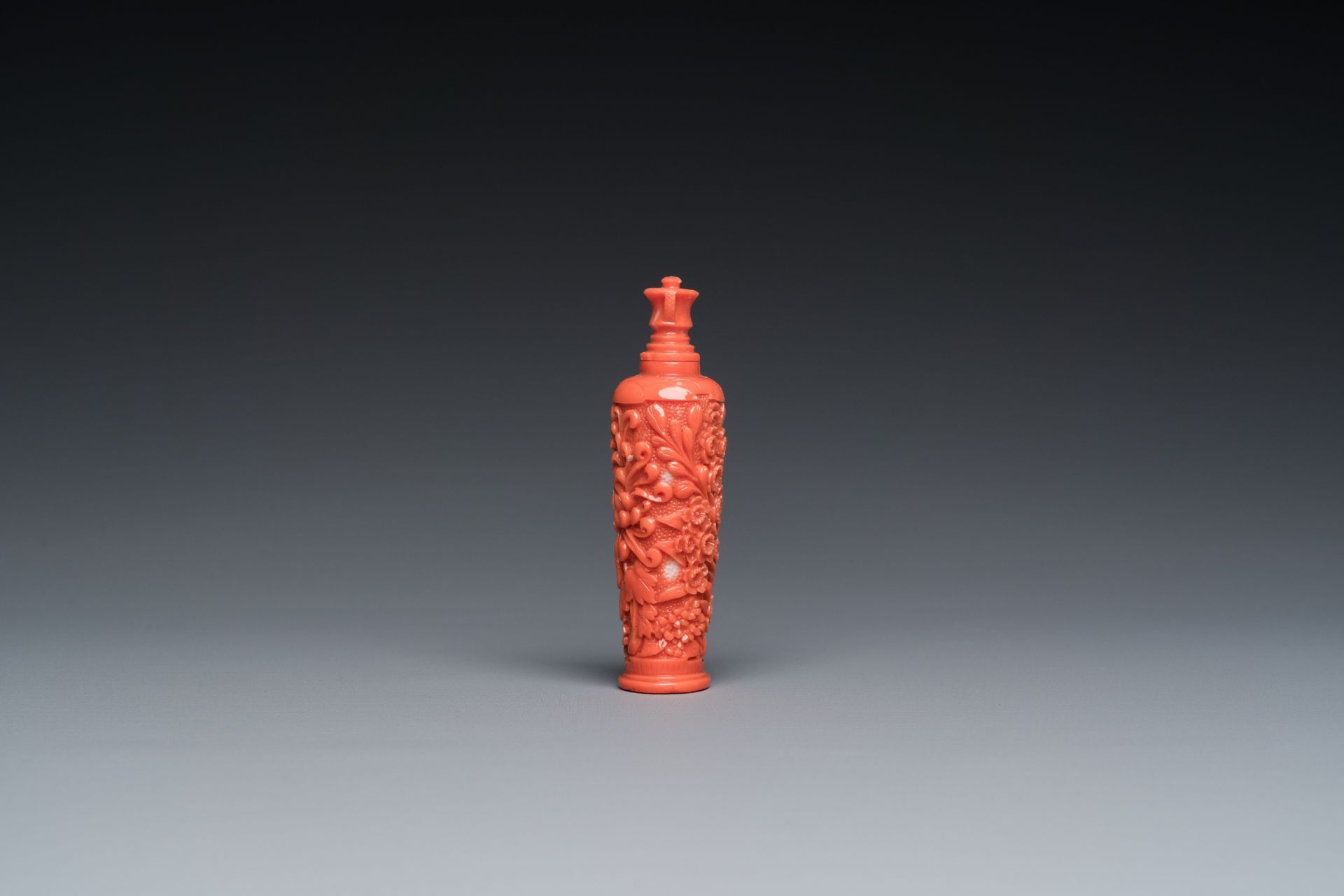 A fine Chinese red coral 'chrysanthemum' snuff bottle, 19/20th C. - Image 2 of 6