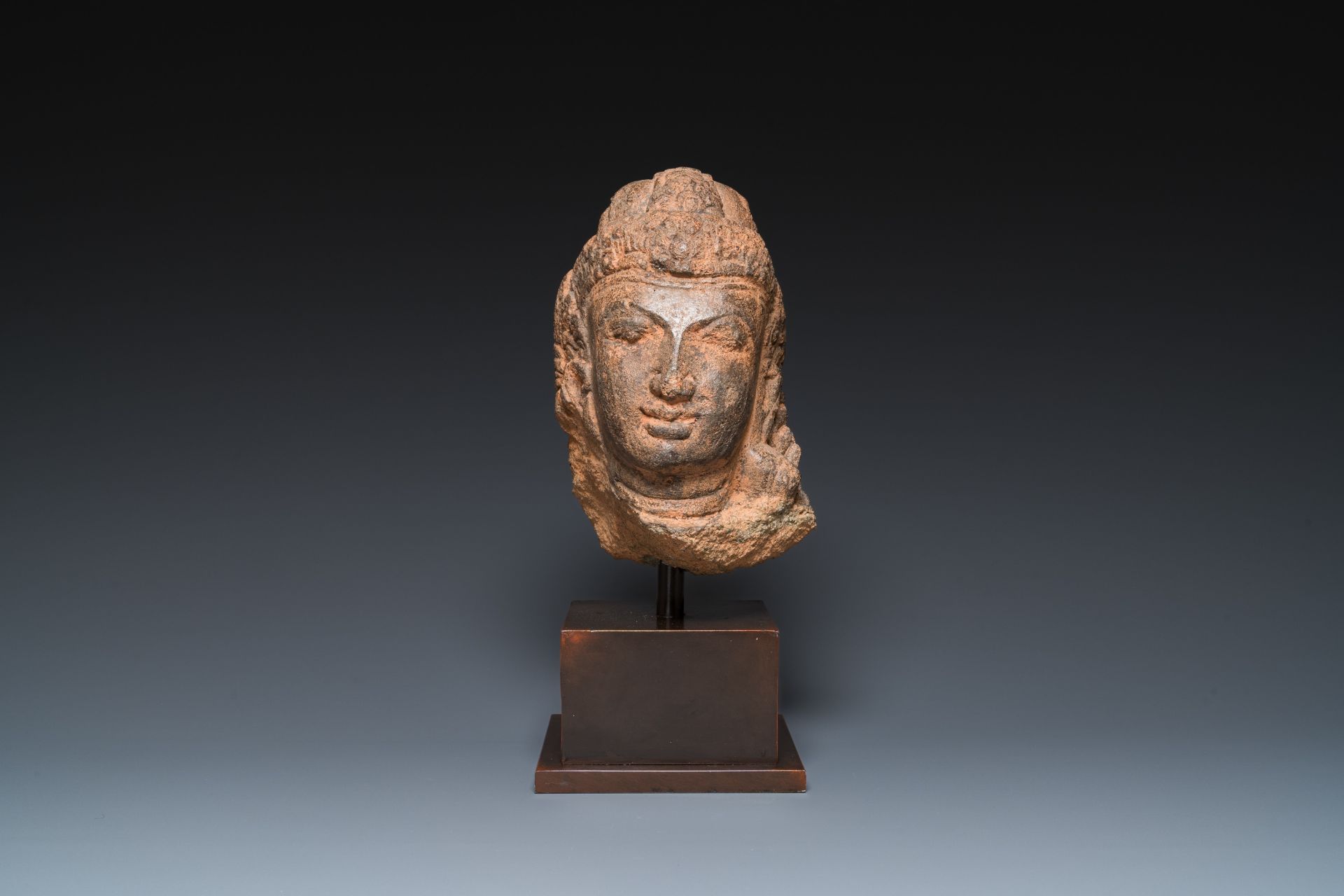 A Javanese carved andesite stone head of Shiva, Indonesia, probably 8/9th C. - Bild 2 aus 6