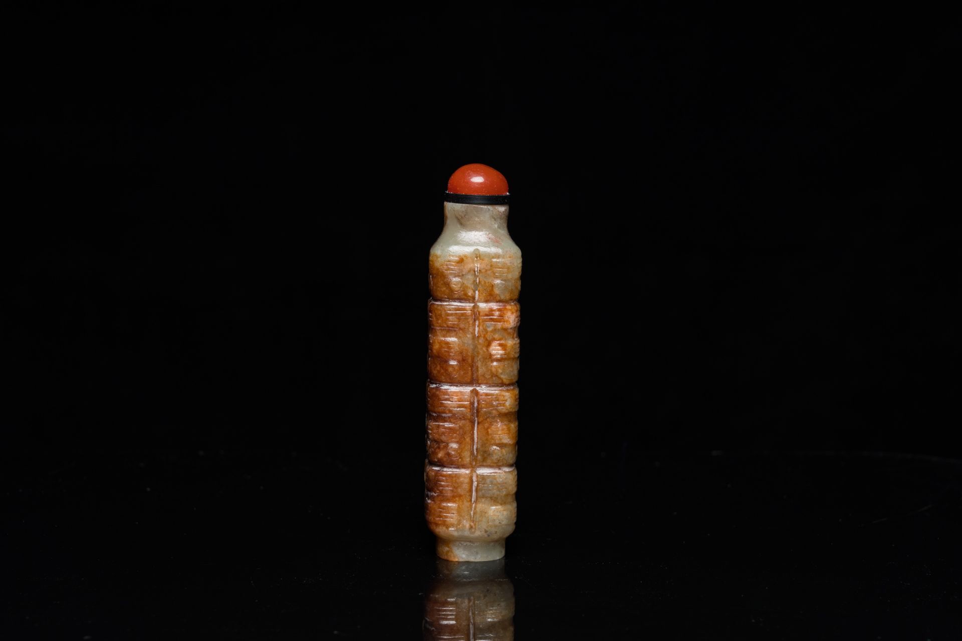 A Chinese celadon and russet jade 'cong' snuff bottle, probably Qing - Bild 5 aus 7