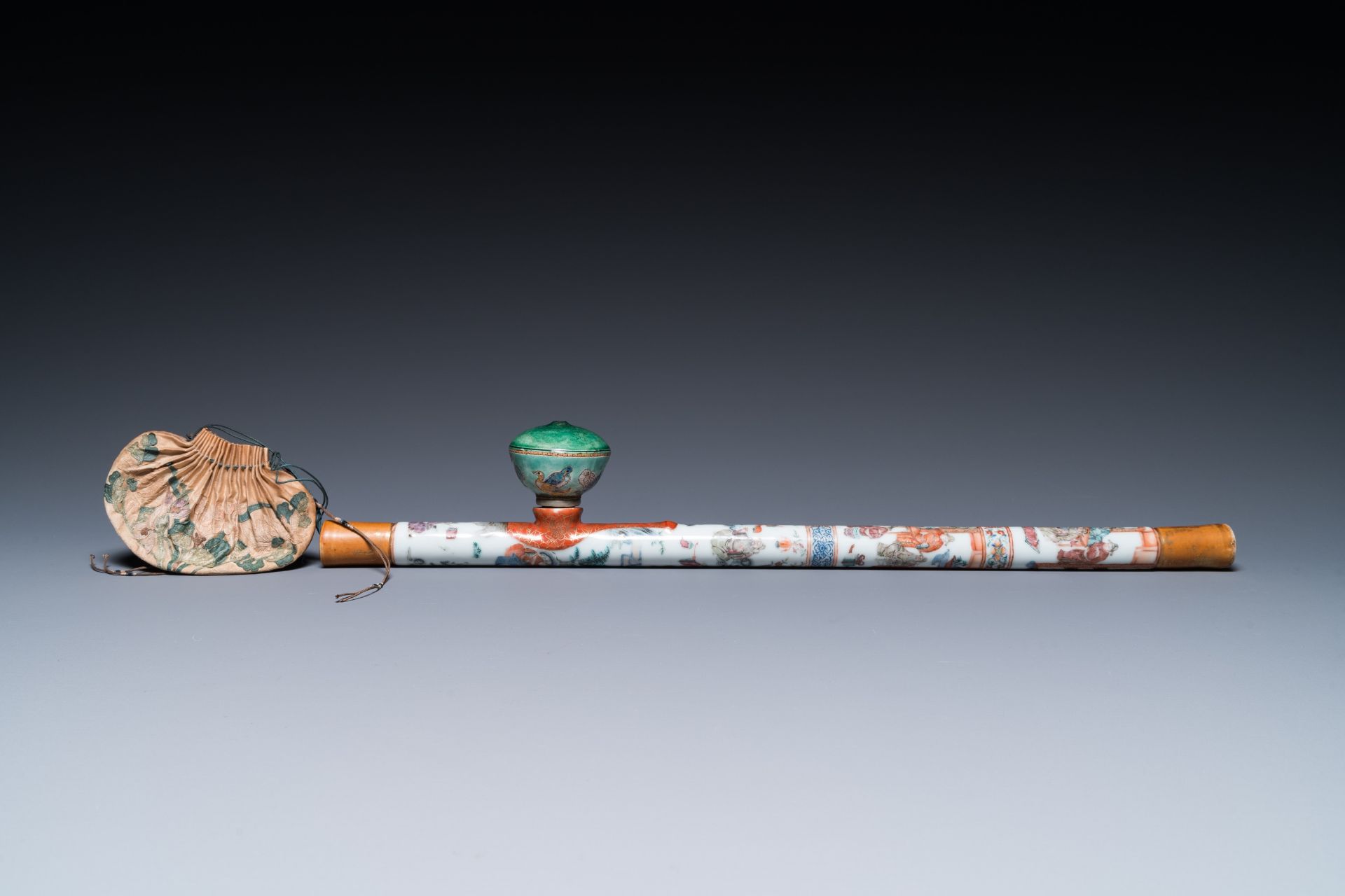 A rare Chinese famille rose opium pipe with narrative scenes, 19th C. - Image 5 of 14