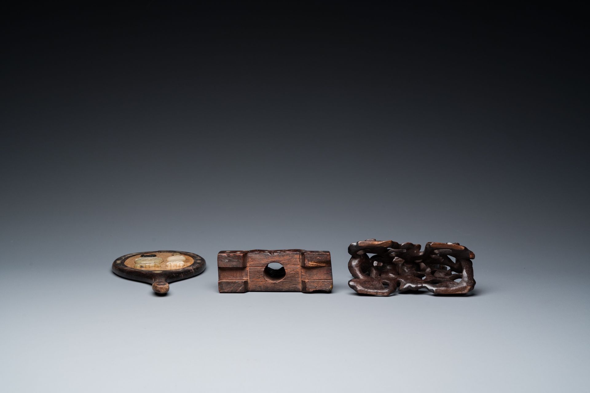 A varied collection of Chinese and Tibetan bronze, brass and wood objects, 19/20th C. - Bild 7 aus 13