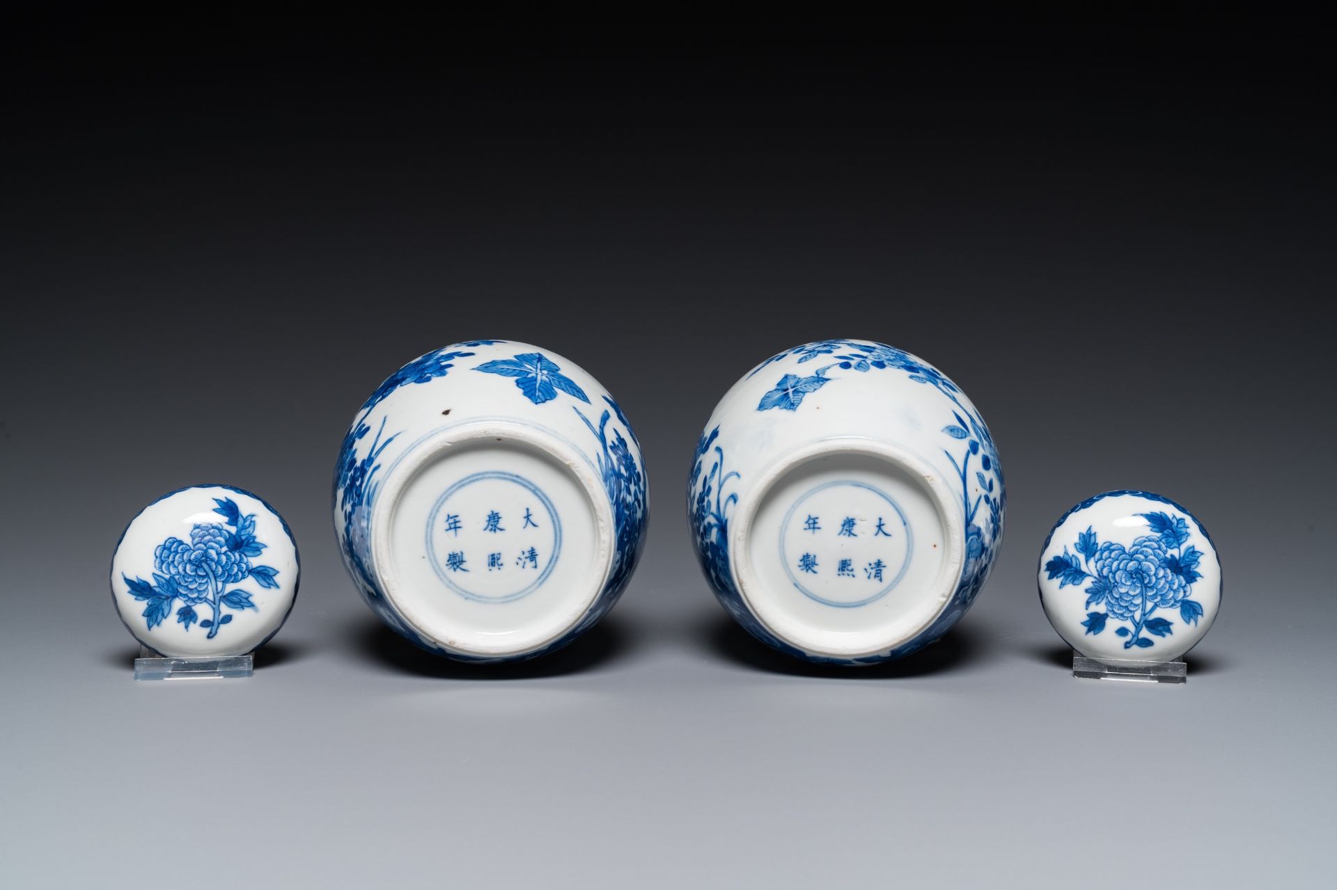 A pair of Chinese Canton famille rose vases and a pair of blue and white covered jars, 19th C. - Bild 12 aus 13