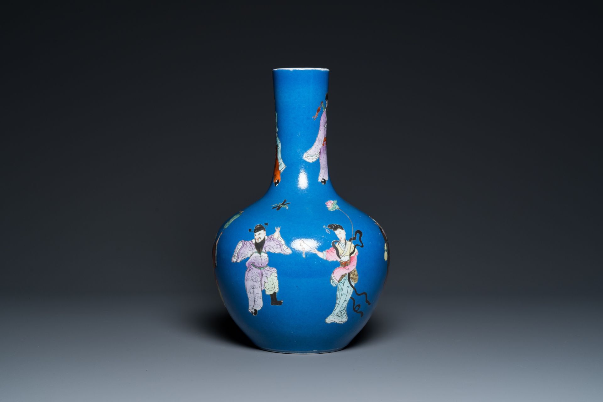 A Chinese blue-ground famille rose 'eight immortals' bottle vase, Qianlong mark, 19th C. - Bild 4 aus 6