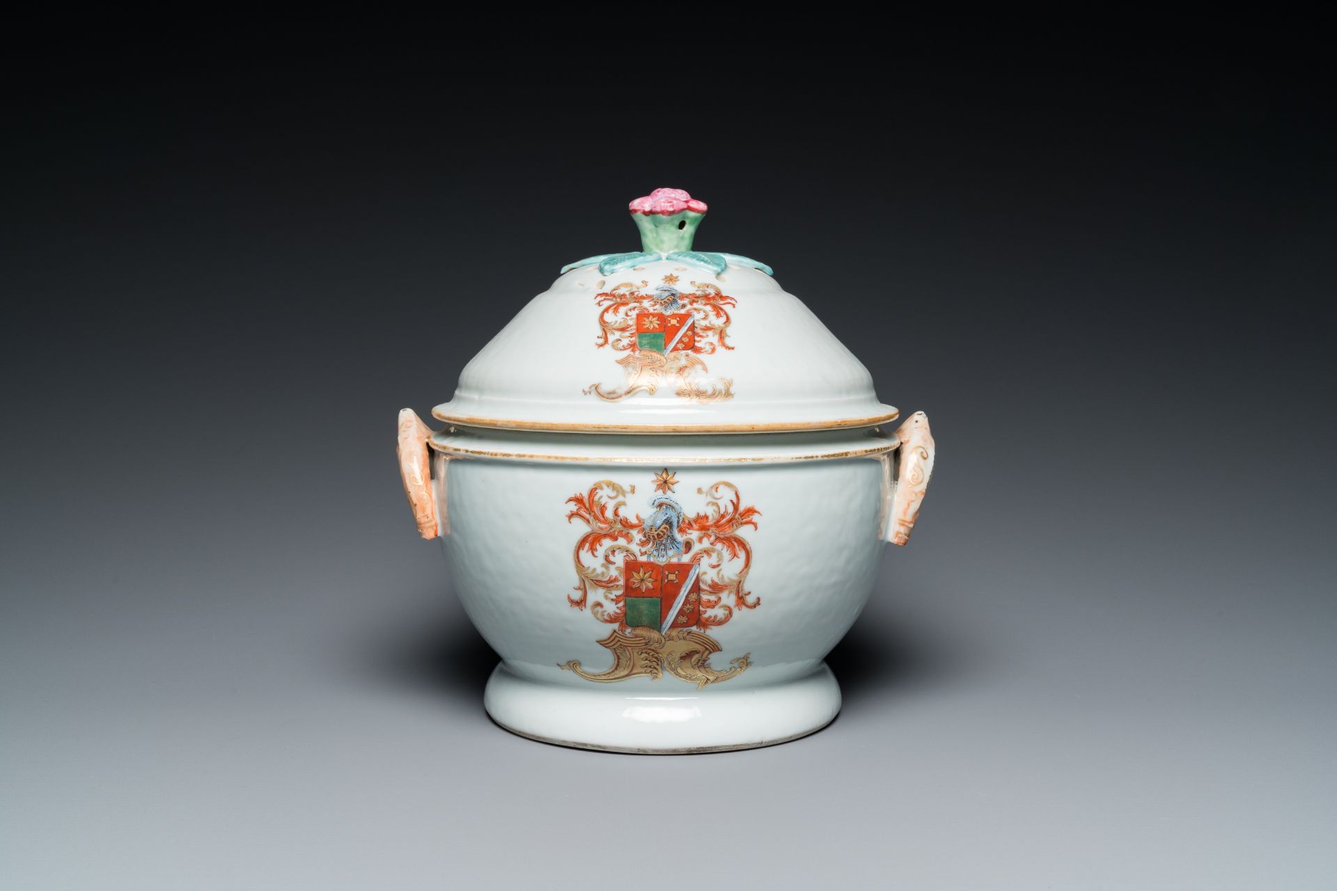 A Chinese Dutch market famille rose armorial tureen with pierced cover with the arms of 'de Heere', - Bild 4 aus 7