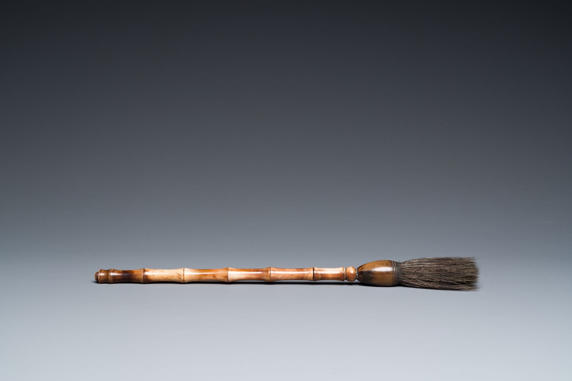 Five Chinese scholar's objects in bamboo, bone, inlaid wood and soapstone, 19/20th C. - Bild 7 aus 13