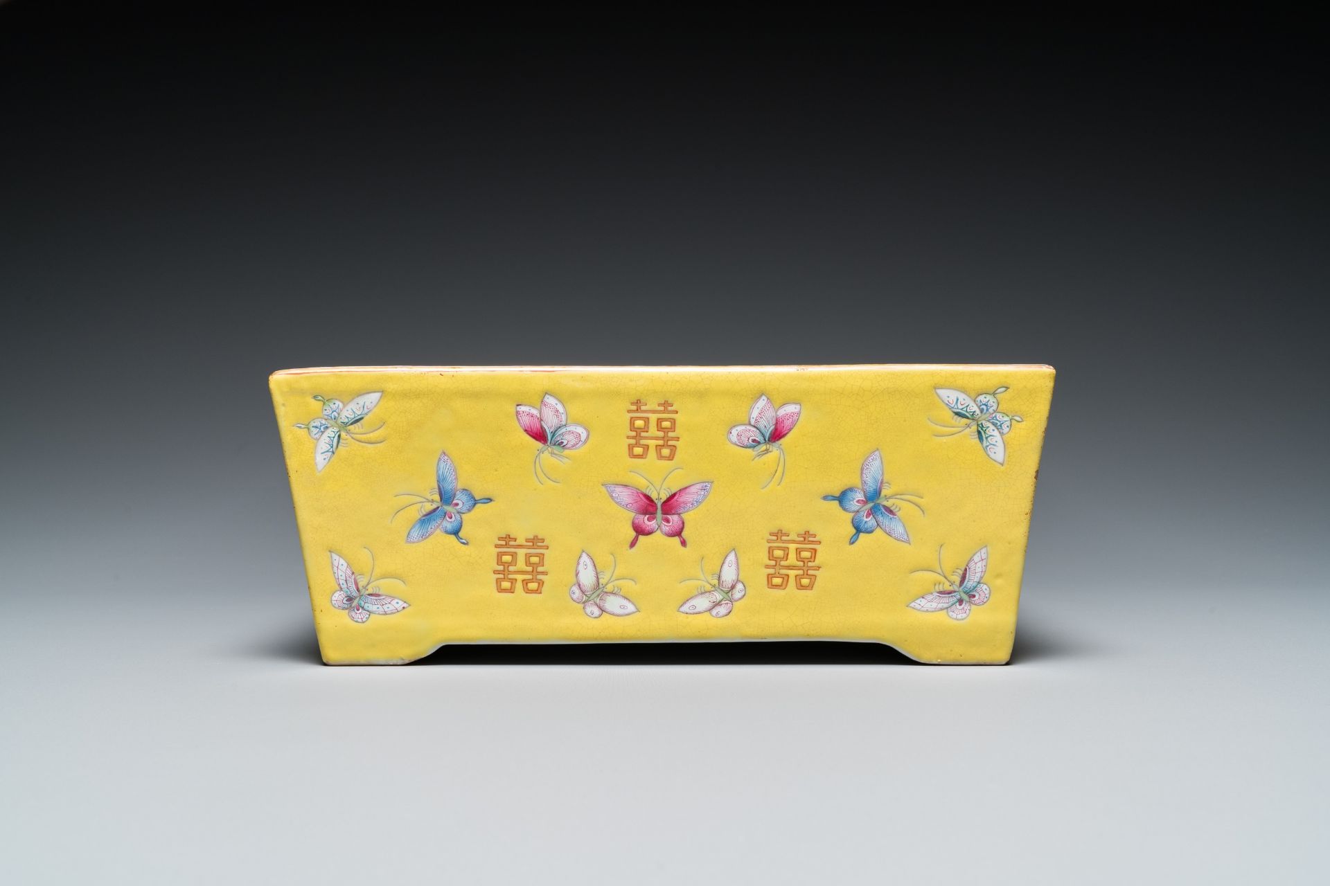 A Chinese famille rose yellow-ground jardiniere, Guangxu mark and of the period - Bild 2 aus 7