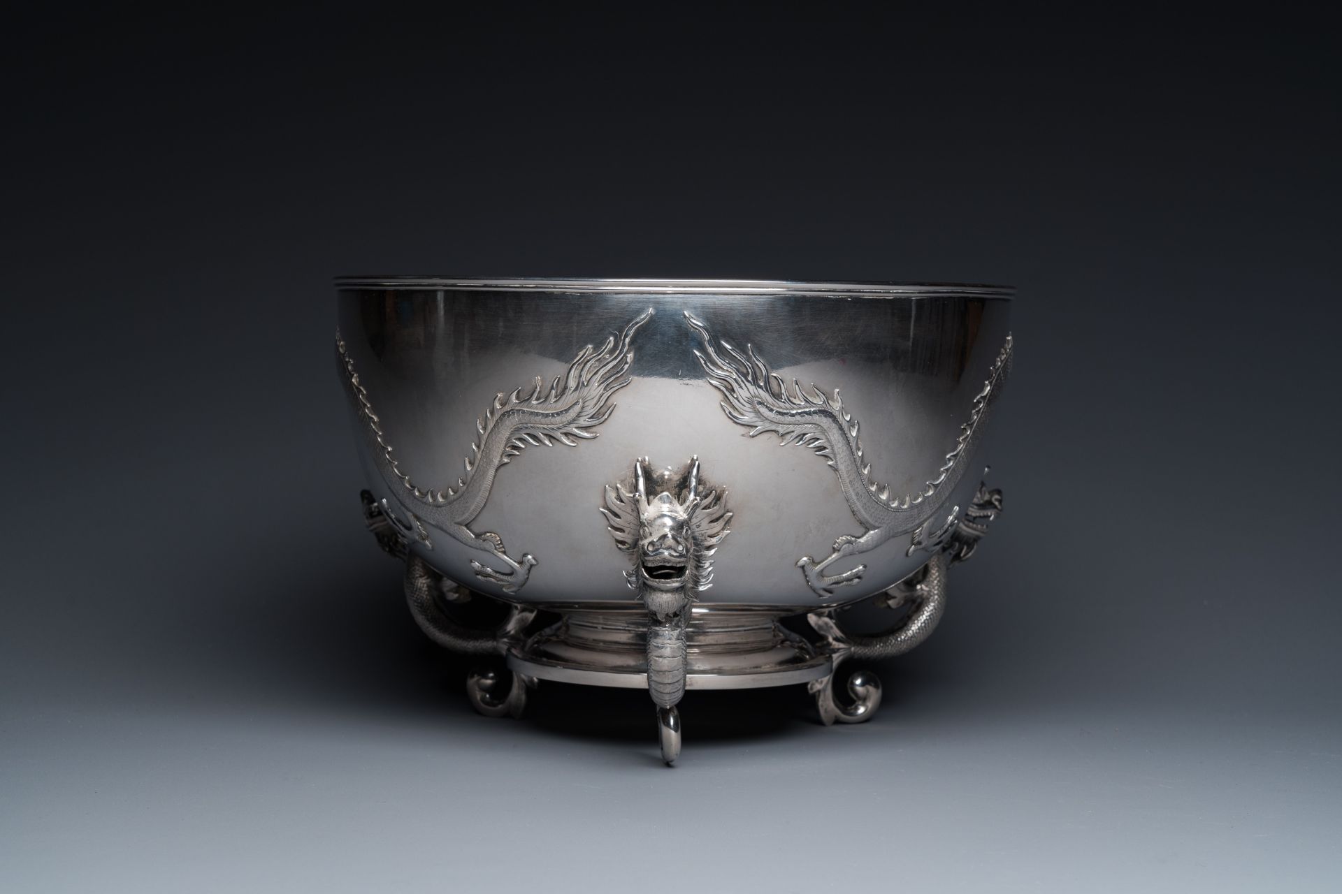 A large Chinese silver bowl resting on three dragon feet, marked for Kun He, Shanghai, 19/20th C. - Image 5 of 12