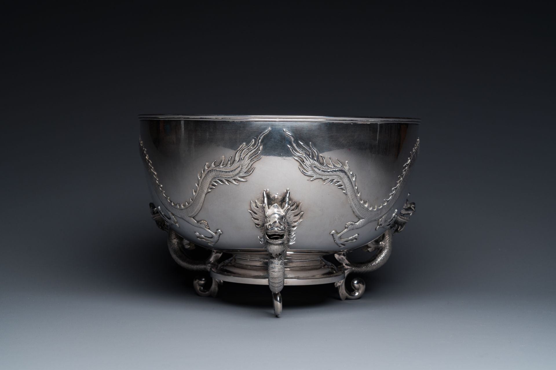 A large Chinese silver bowl resting on three dragon feet, marked for Kun He, Shanghai, 19/20th C. - Bild 5 aus 12