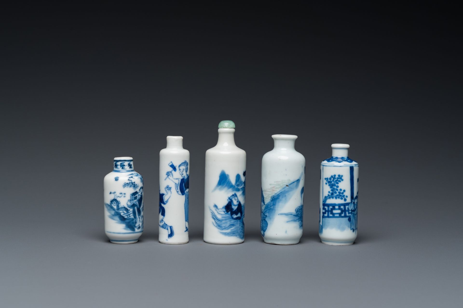 Five Chinese blue and white snuff bottles, 19th C. - Image 5 of 7