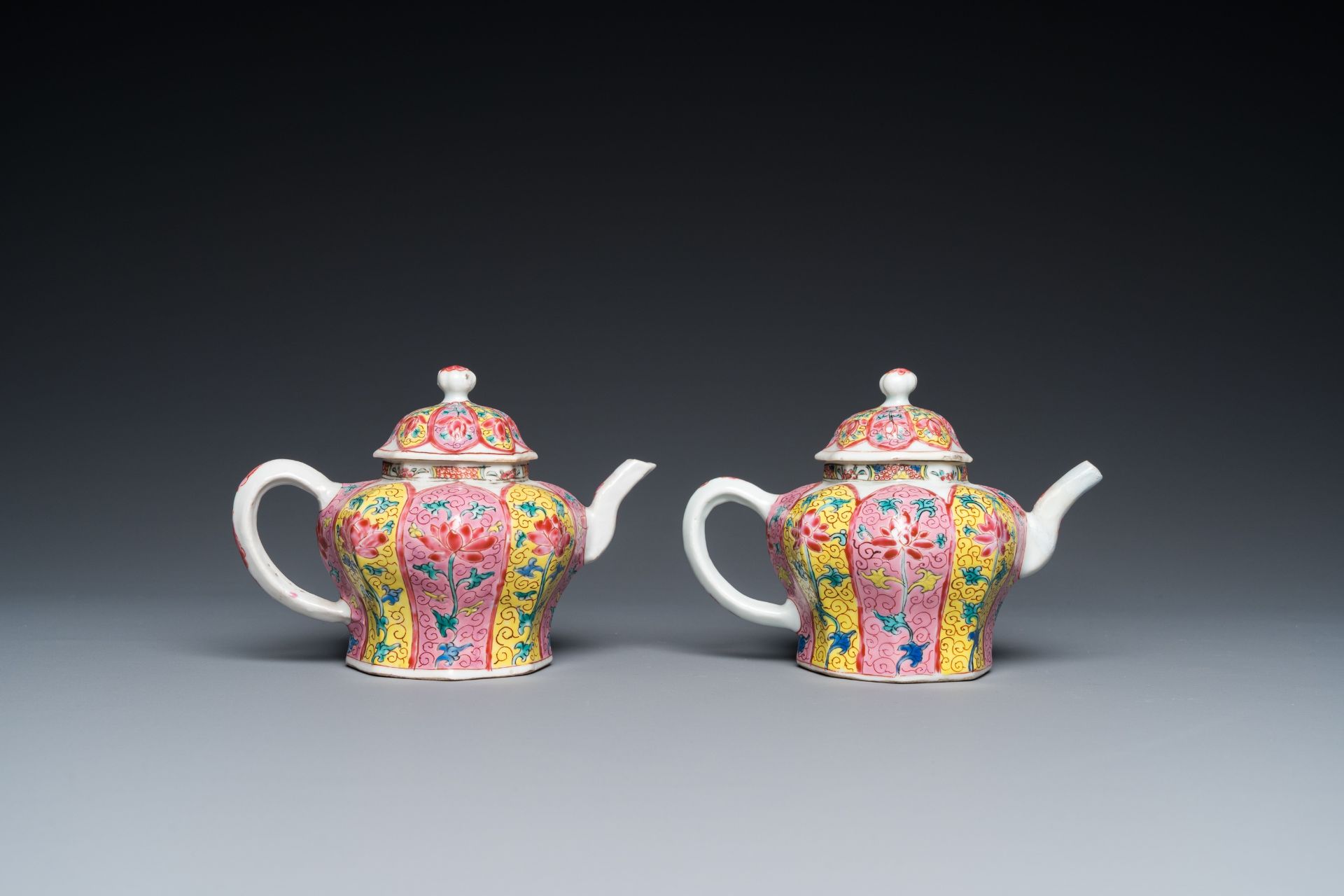 A pair of Chinese octagonal famille rose teapots on stands, Yongzheng - Bild 7 aus 11