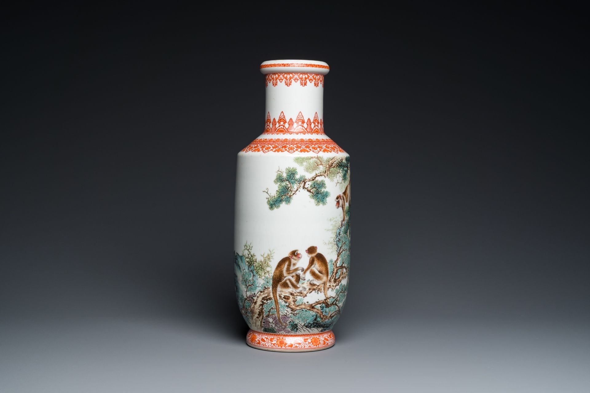 A Chinese rouleau vase with monkeys, signed Bi Yuanming ç•¢æ·µæ˜Ž, dated 1956 - Image 4 of 6