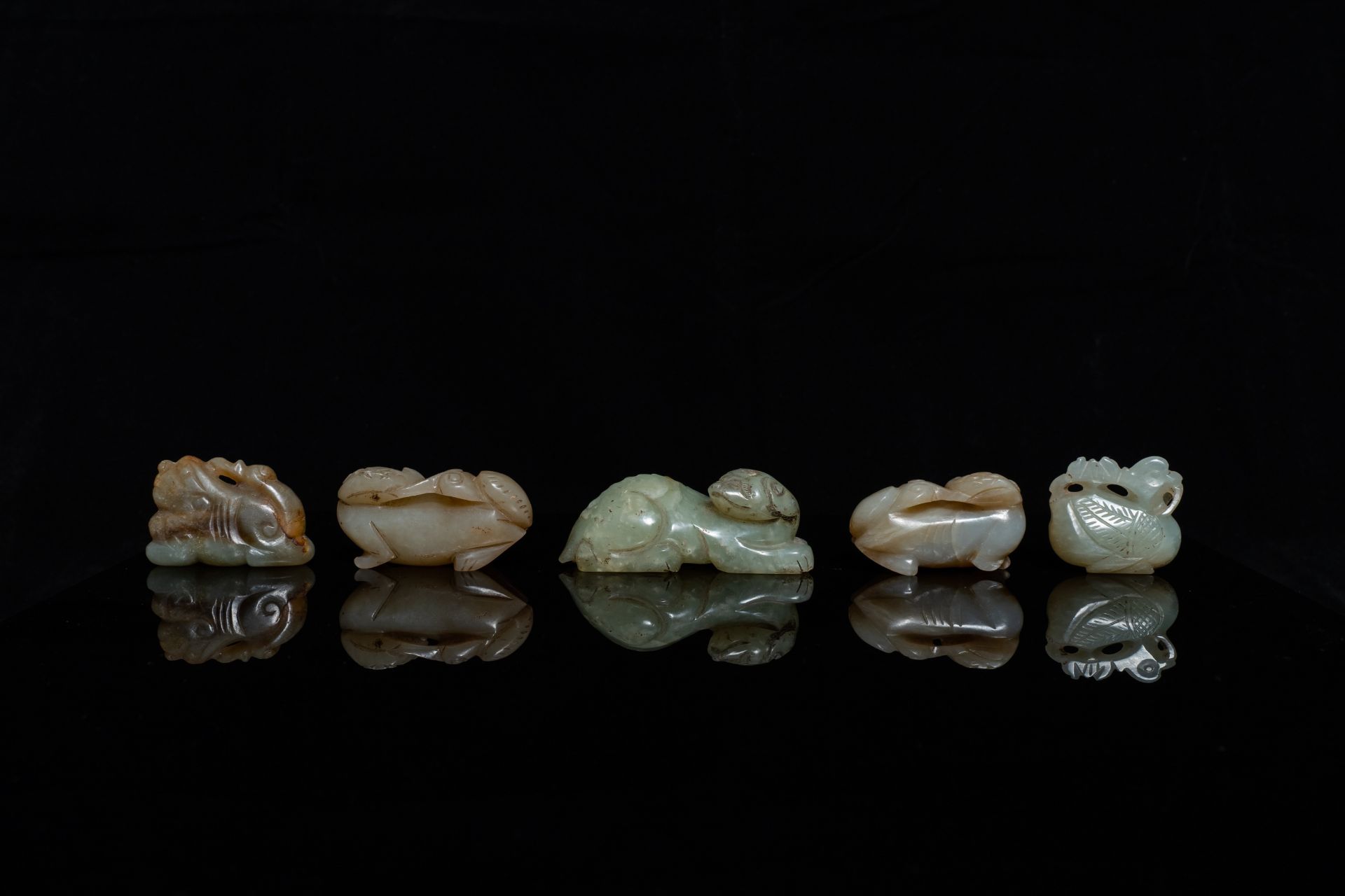 Five Chinese celadon and russet jade carvings, 19th C. - Bild 2 aus 21