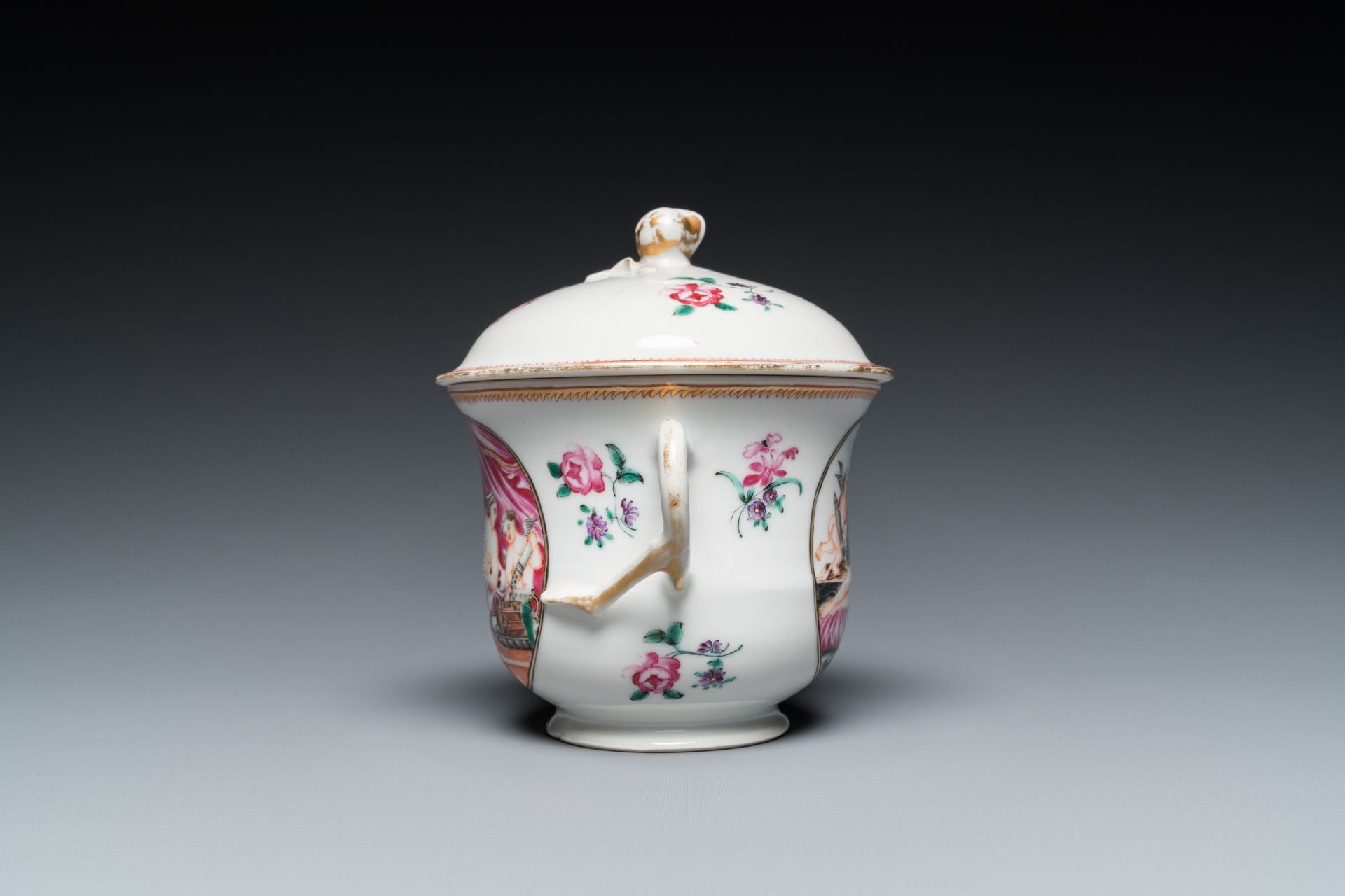 Four pieces of Chinese export porcelain with mythological and romantic subjects, Qianlong - Bild 13 aus 15