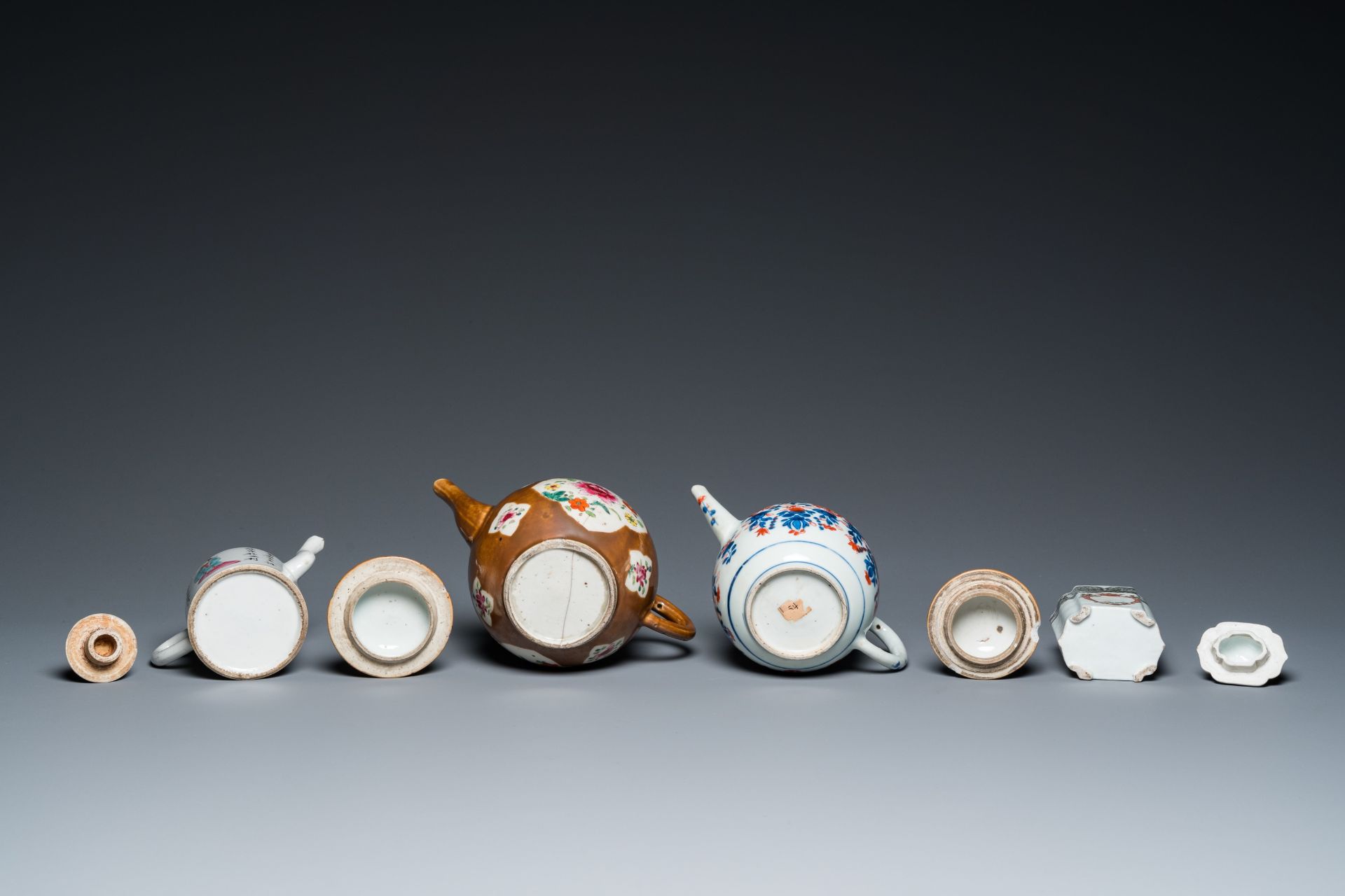 A large selection of Chinese famille rose and Imari-style tea wares, Yongzheng/Qianlong - Image 9 of 11