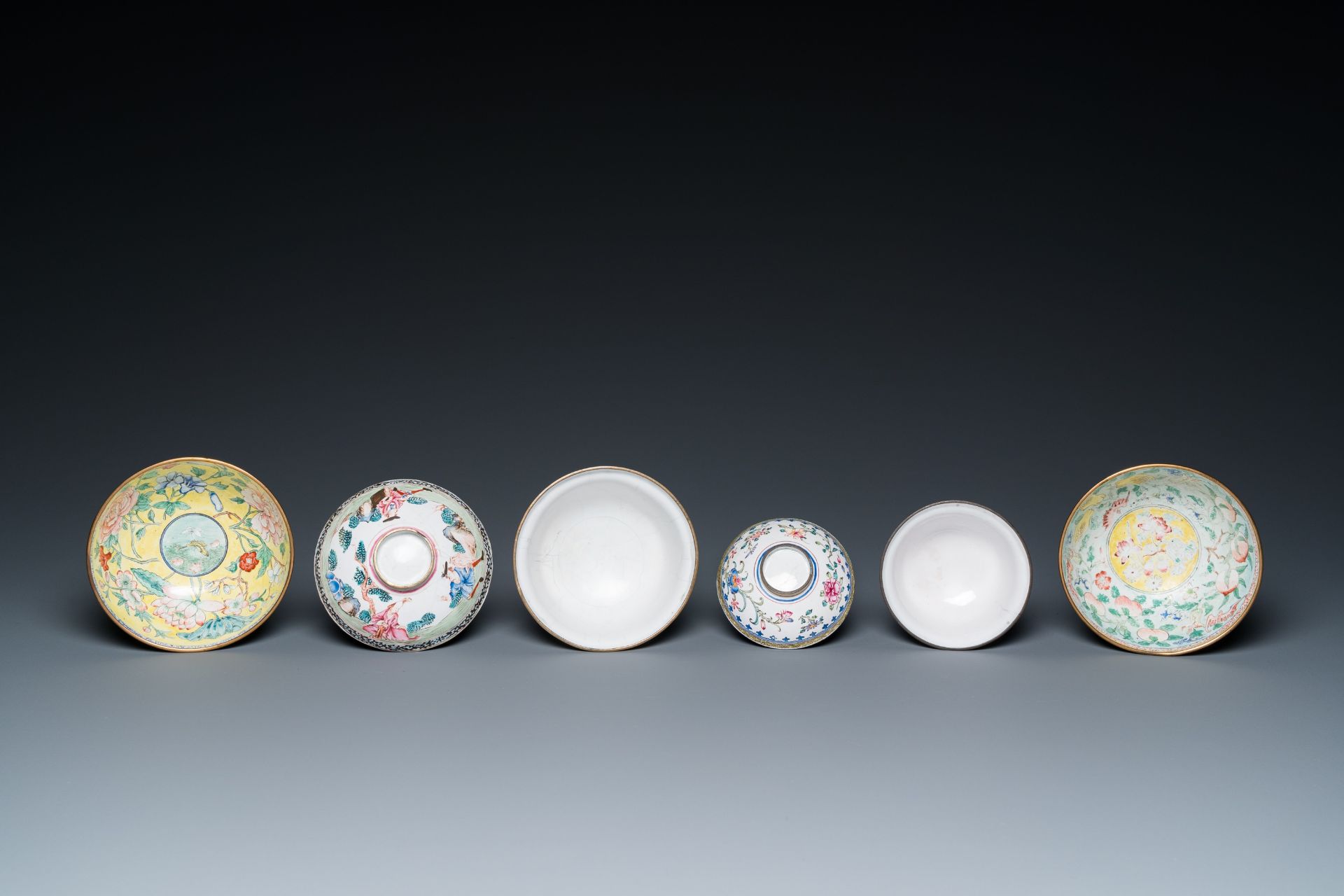 Two Chinese Canton enamel covered bowls on stands and two bowls, 18/19th C. - Bild 8 aus 9