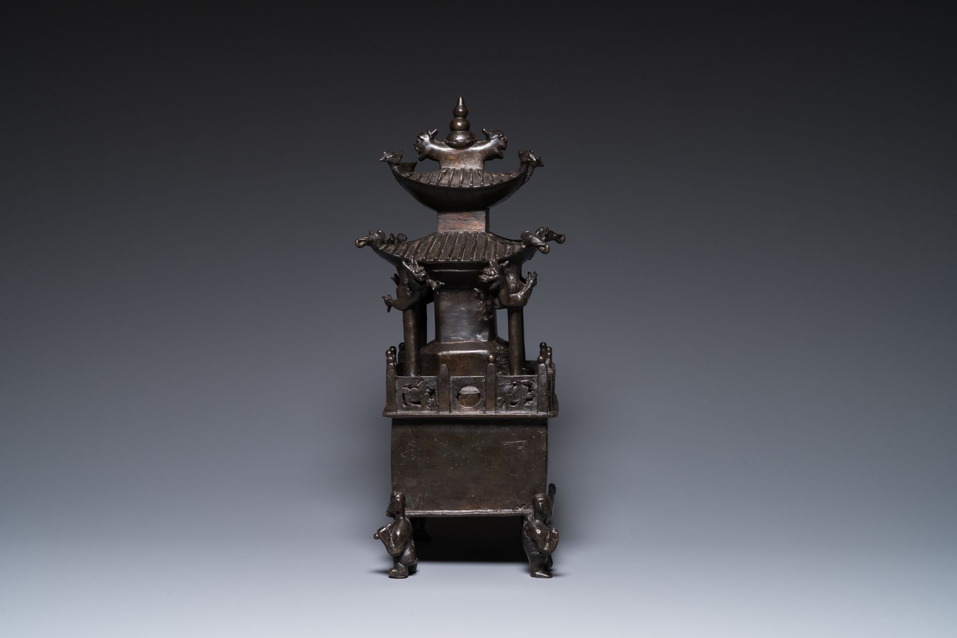 A Chinese inscribed bronze 'square pagoda' censer and cover, 17/18th C. - Image 2 of 7