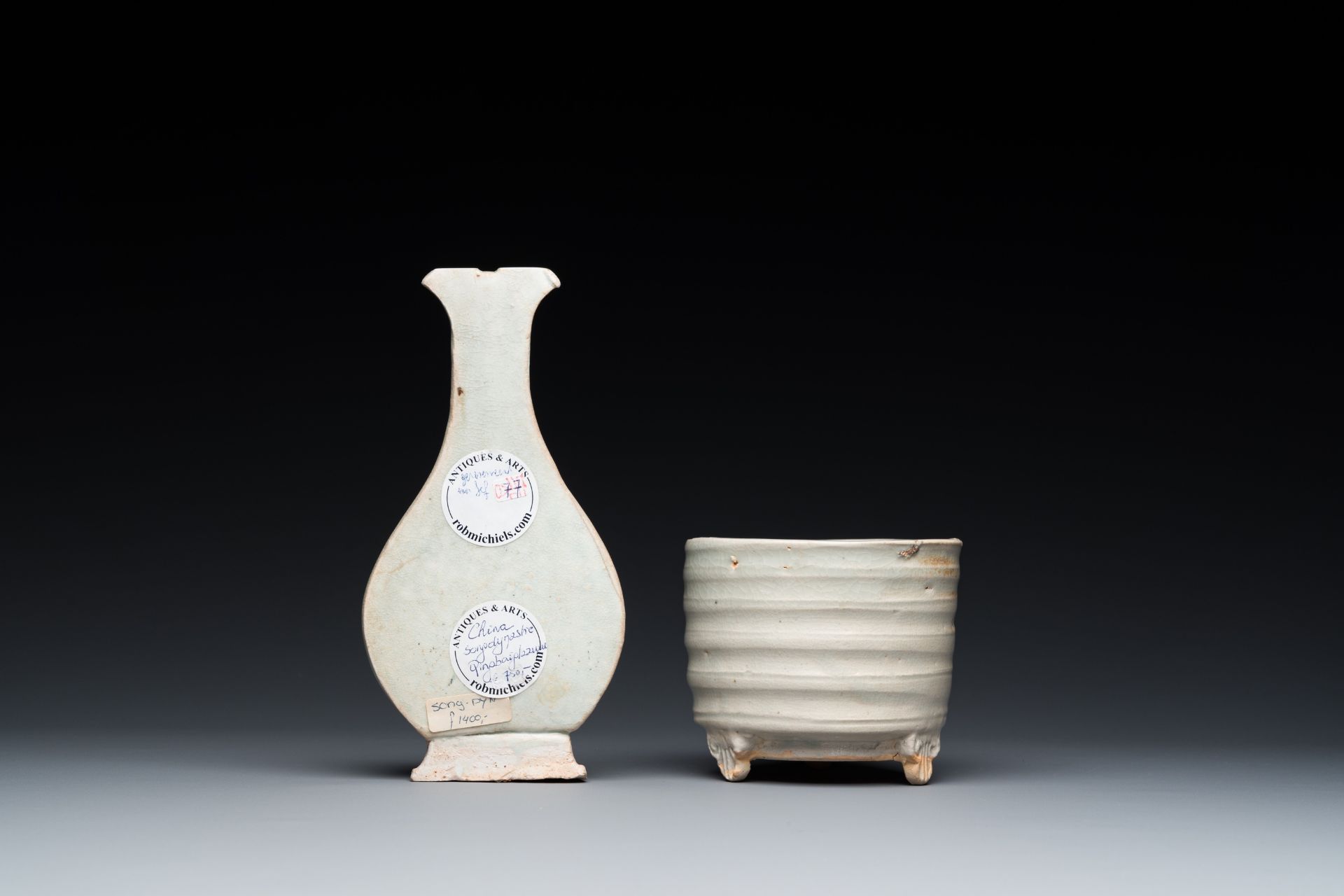 A Chinese qingbai wall pocket vase and a three-legged incense burner, Song - Bild 3 aus 7