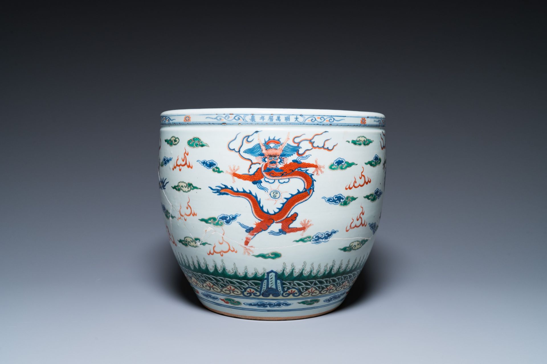 A Chinese blue and white celadon-ground vase, a pair of Nanking vases and a famille verte fish bowl, - Bild 14 aus 19