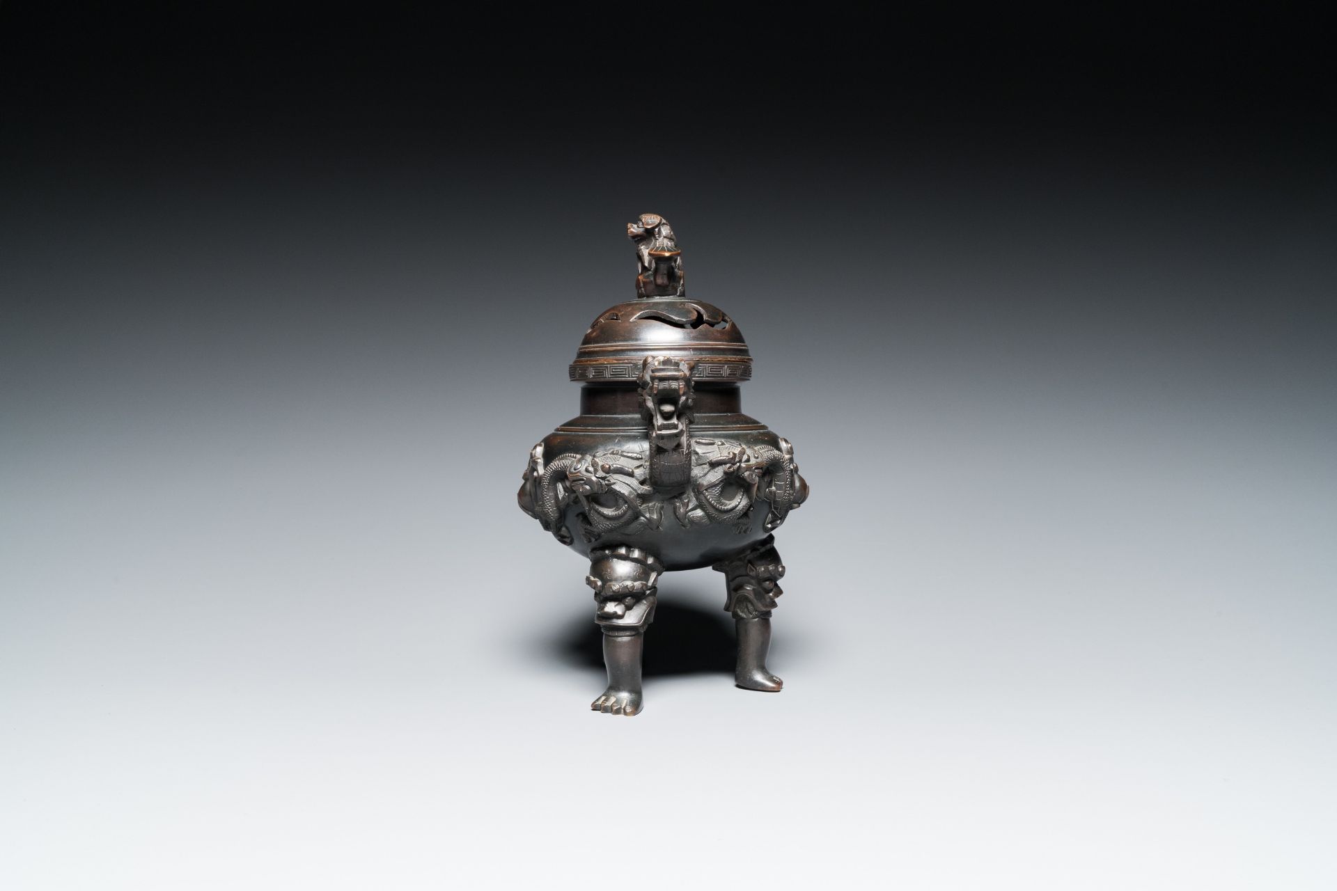 A Chinese bronze censer and cover, Xuande mark, 19th C. - Image 4 of 6