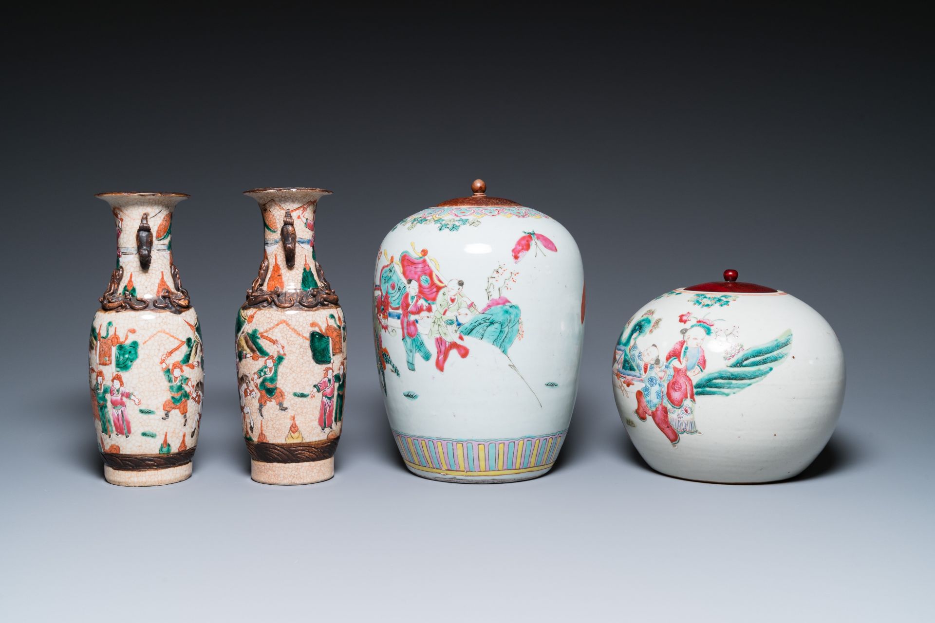 A varied collection of Chinese famille rose and qianjiang cai porcelain, 19/20th C. - Bild 9 aus 19