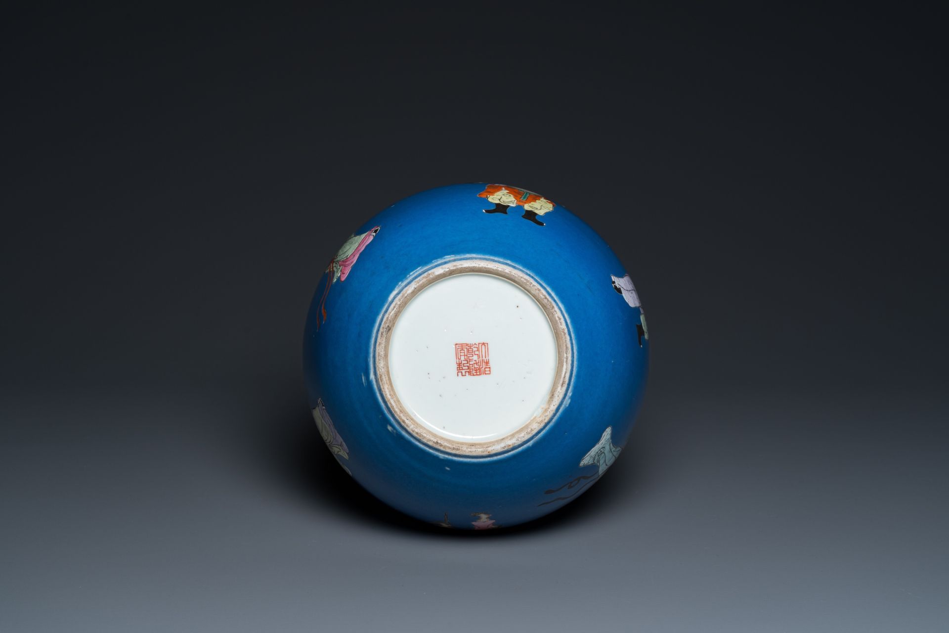 A Chinese blue-ground famille rose 'eight immortals' bottle vase, Qianlong mark, 19th C. - Bild 6 aus 6