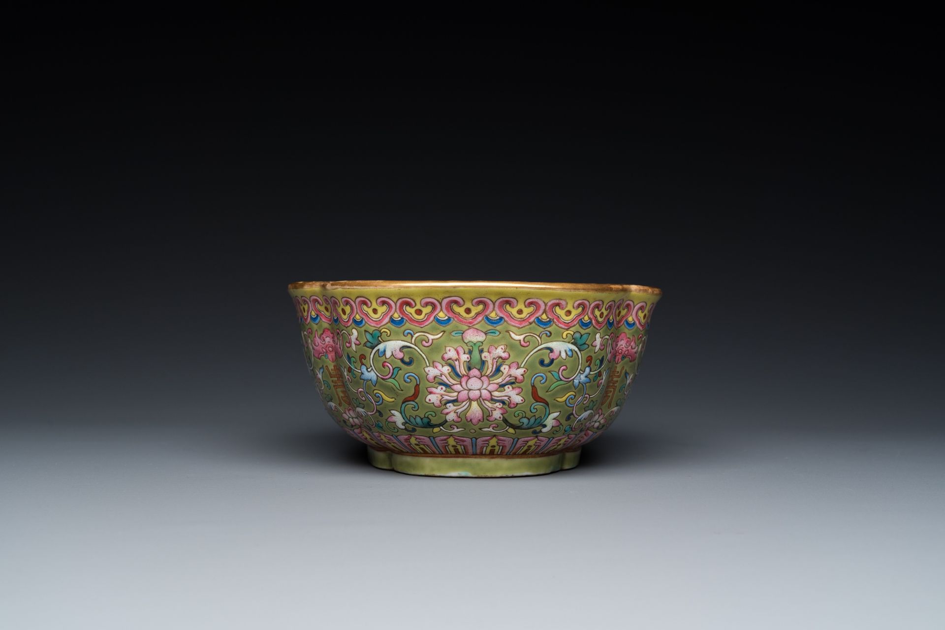 A Chinese famille rose olive-green-ground bowl, Daoguang mark and of the period - Bild 5 aus 9