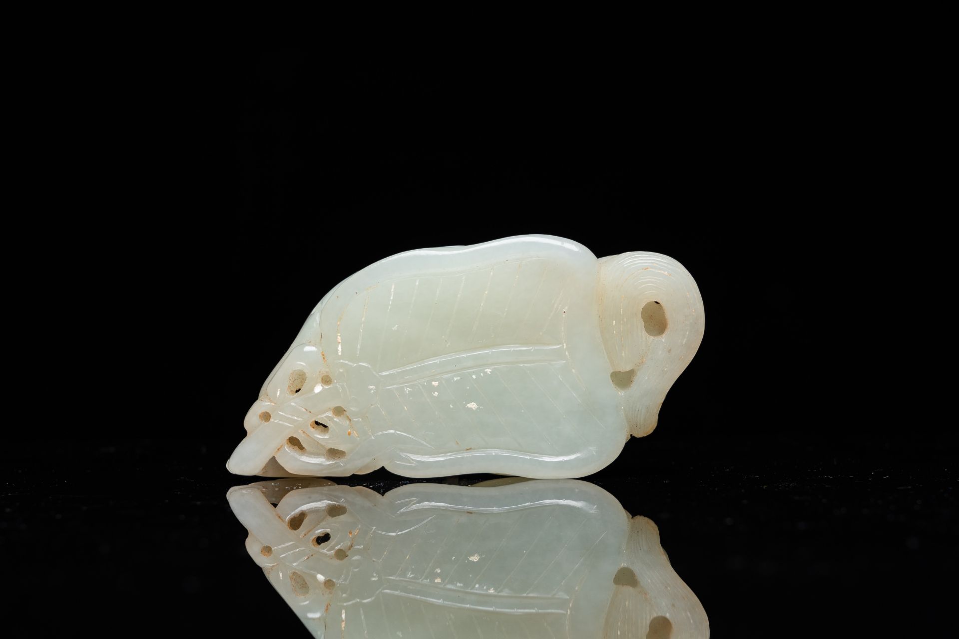 A Chinese 'twin cat' carved jade pendant, Qing - Image 3 of 7