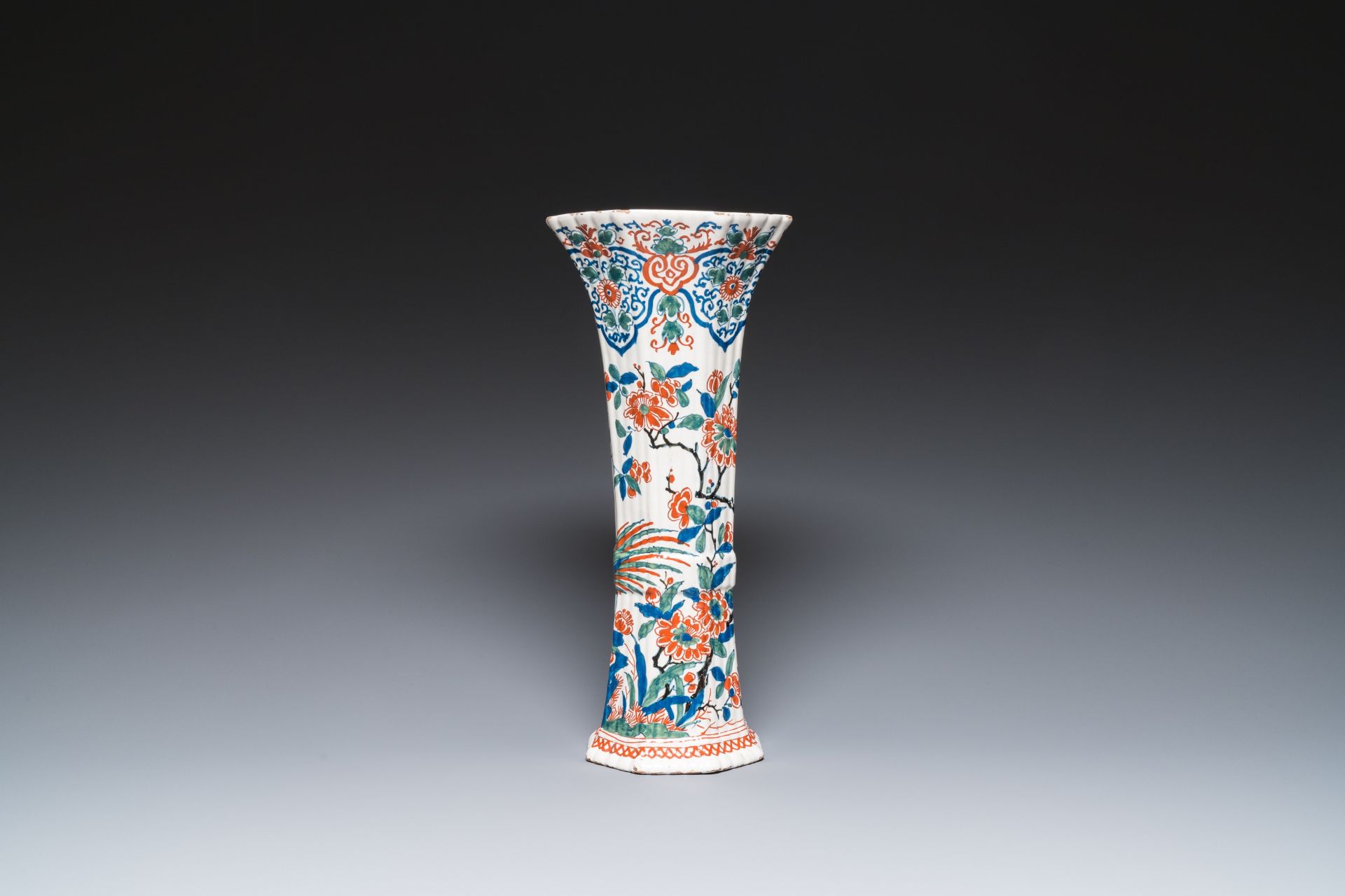 A ribbed Dutch Delft cashmere palette beaker vase, 1st quarter 18th C. - Image 4 of 6