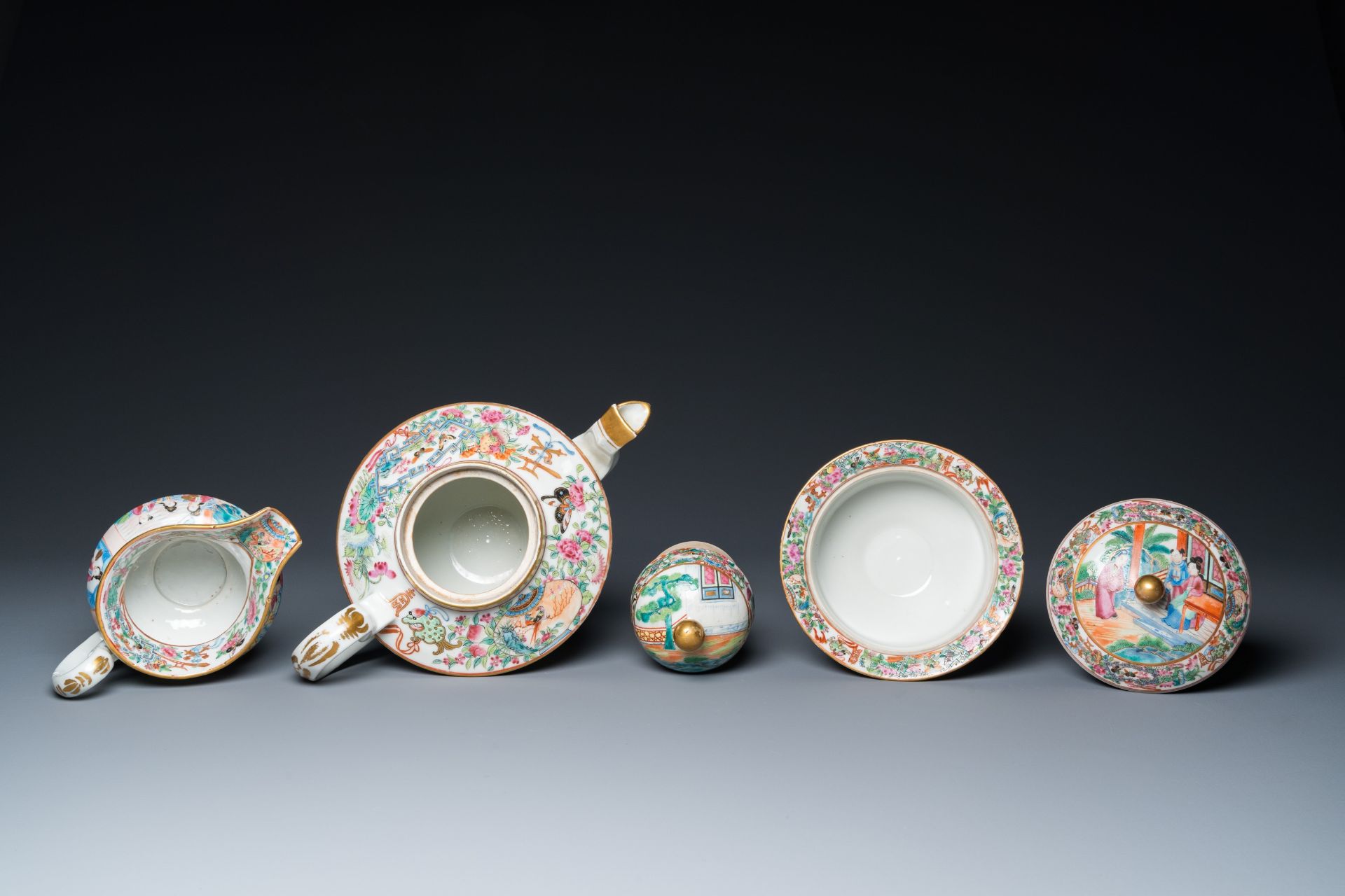 A Chinese Canton famille rose 24-piece tea service, 19th C. - Image 15 of 16
