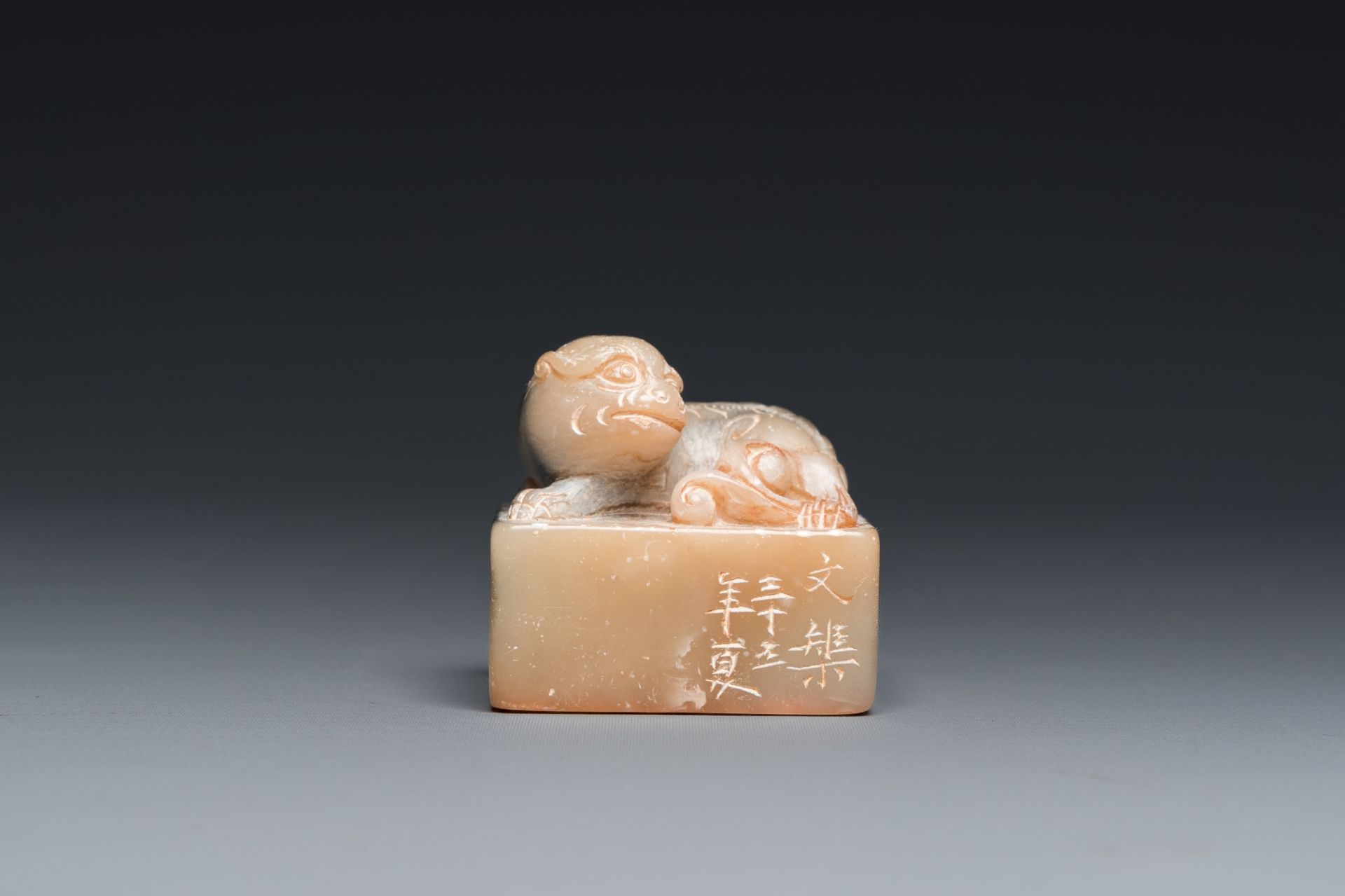 Five Chinese scholar's objects in bamboo, bone, inlaid wood and soapstone, 19/20th C. - Bild 8 aus 13