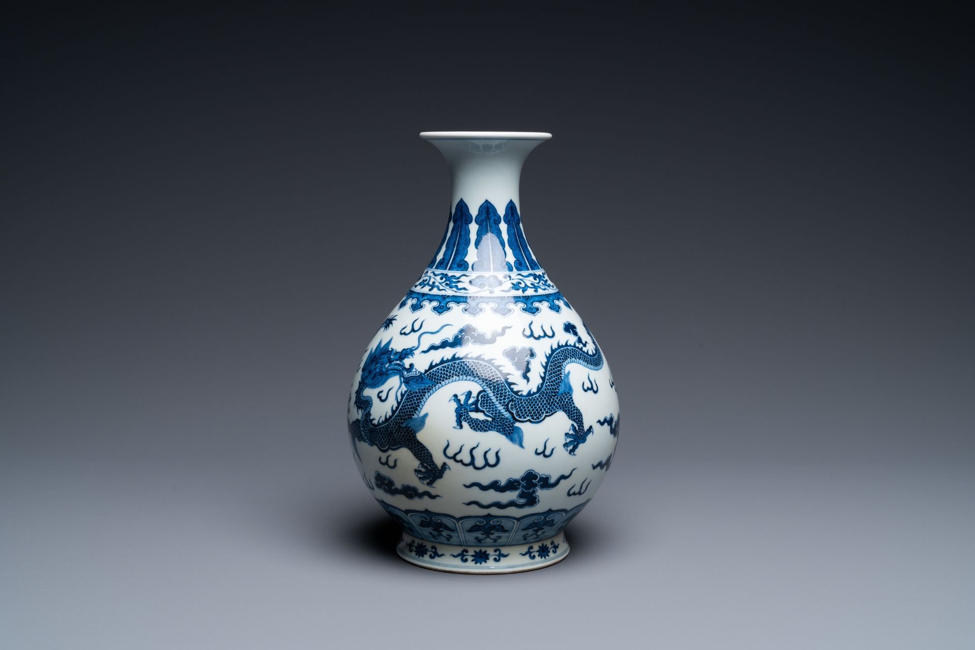 A Chinese blue and white 'yuhuchunping' 'dragon' vase on wooden stand, Qianlong mark, 19/20th C. - Bild 3 aus 27