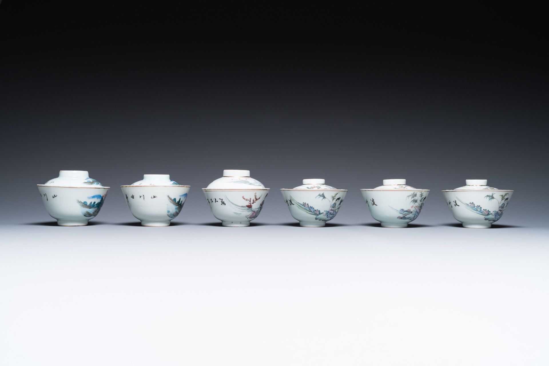 A varied collection of Chinese famille rose and qianjiang cai porcelain, 19th/20th C. - Bild 12 aus 20