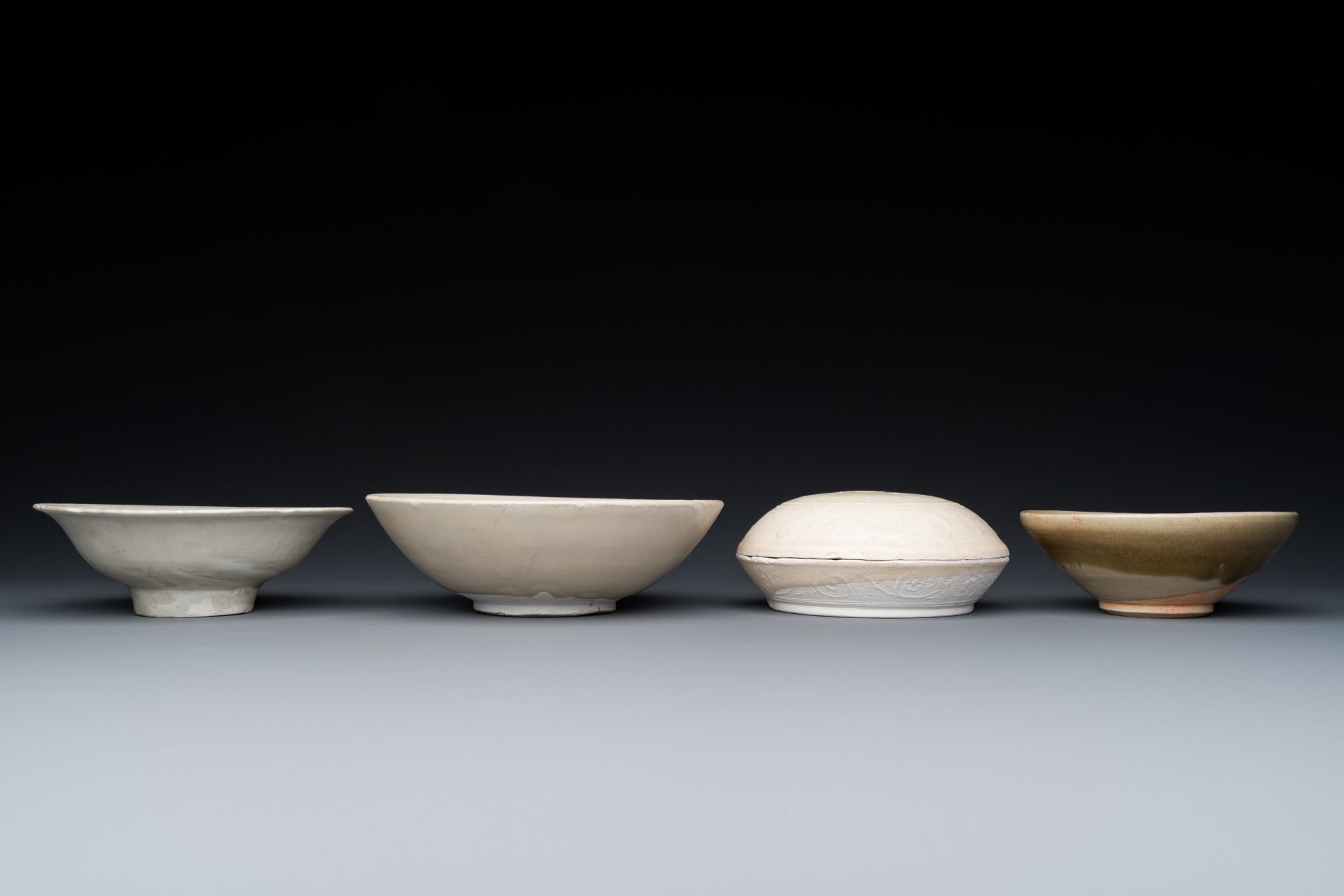 Three Chinese celadon- and qingbai-glazed bowls and a cream-glazed box and cover, Song and later - Image 3 of 8