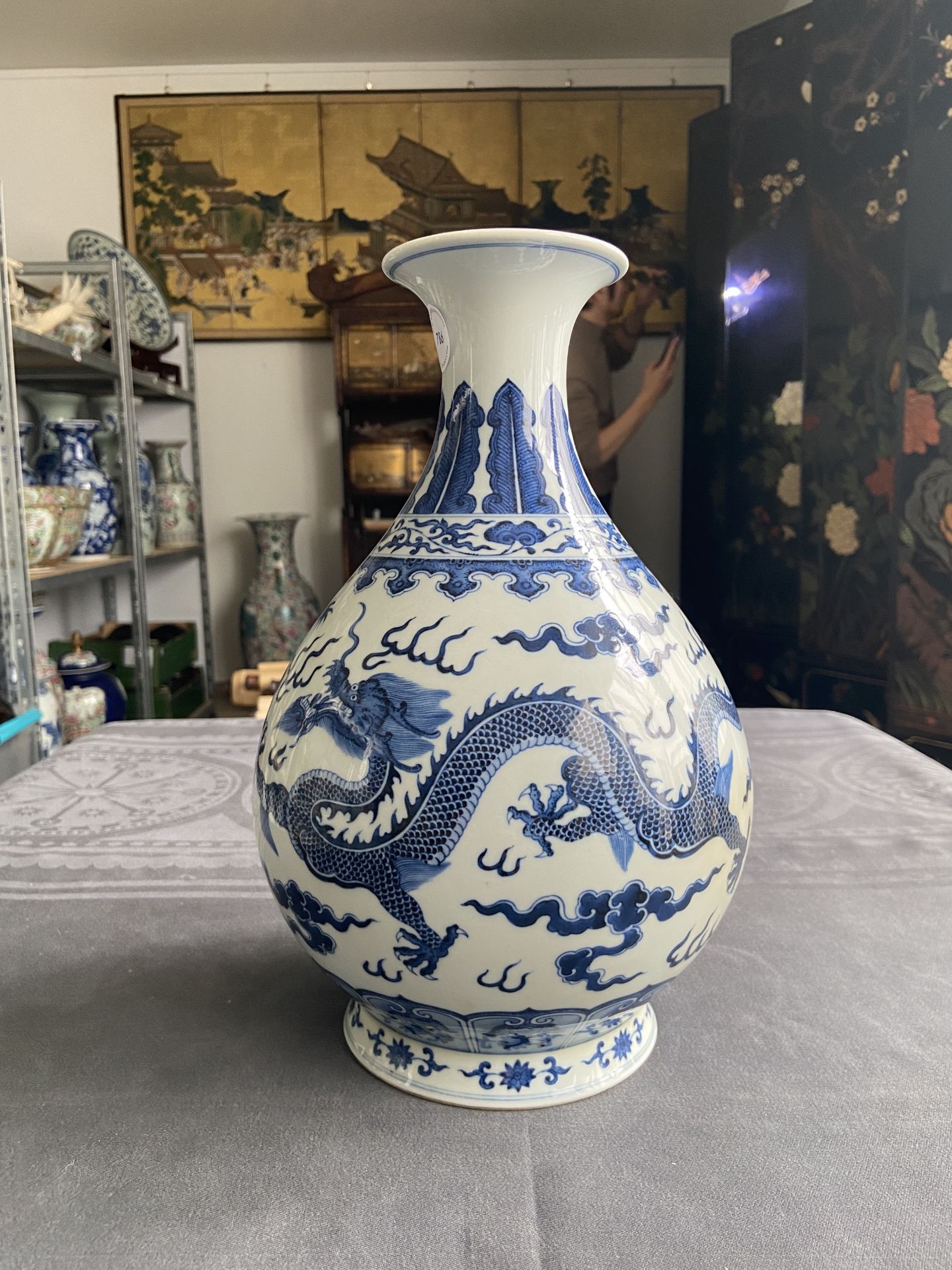 A Chinese blue and white 'yuhuchunping' 'dragon' vase on wooden stand, Qianlong mark, 19/20th C. - Bild 8 aus 27