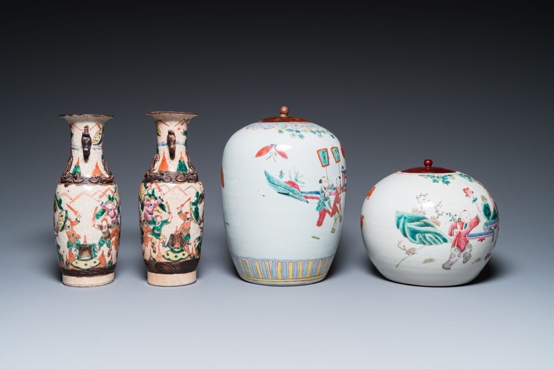 A varied collection of Chinese famille rose and qianjiang cai porcelain, 19/20th C. - Bild 7 aus 19