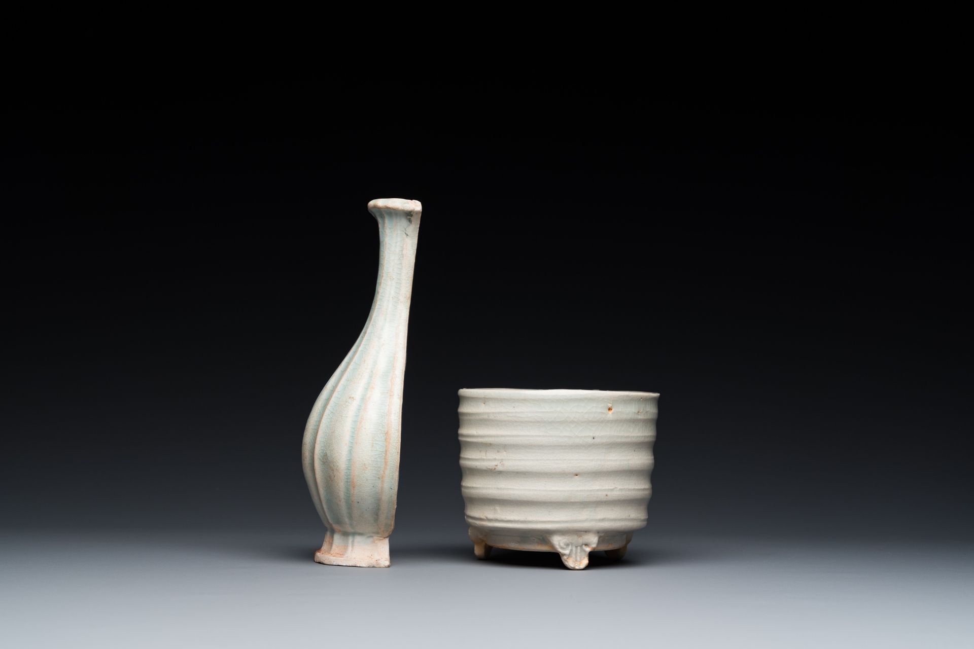 A Chinese qingbai wall pocket vase and a three-legged incense burner, Song - Bild 5 aus 7