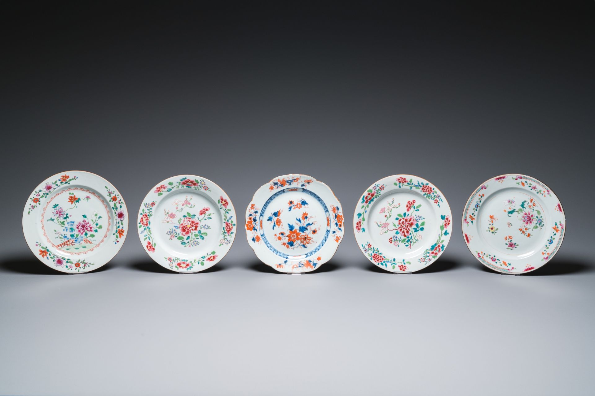 Eleven Chinese famille rose and Imari-style plates and a teapot with cover, Kangxi/Qianlong - Image 2 of 13