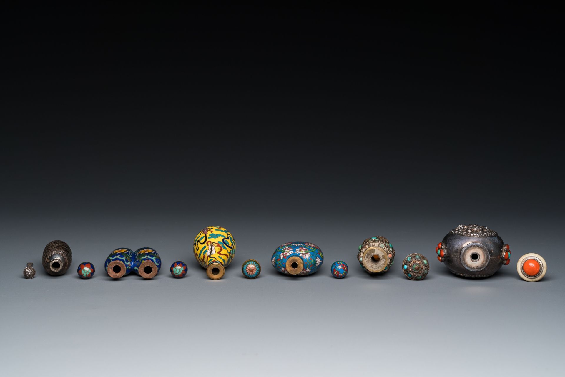 Six Chinese silver and cloisonne snuff bottles, 19/20th C. - Image 5 of 6