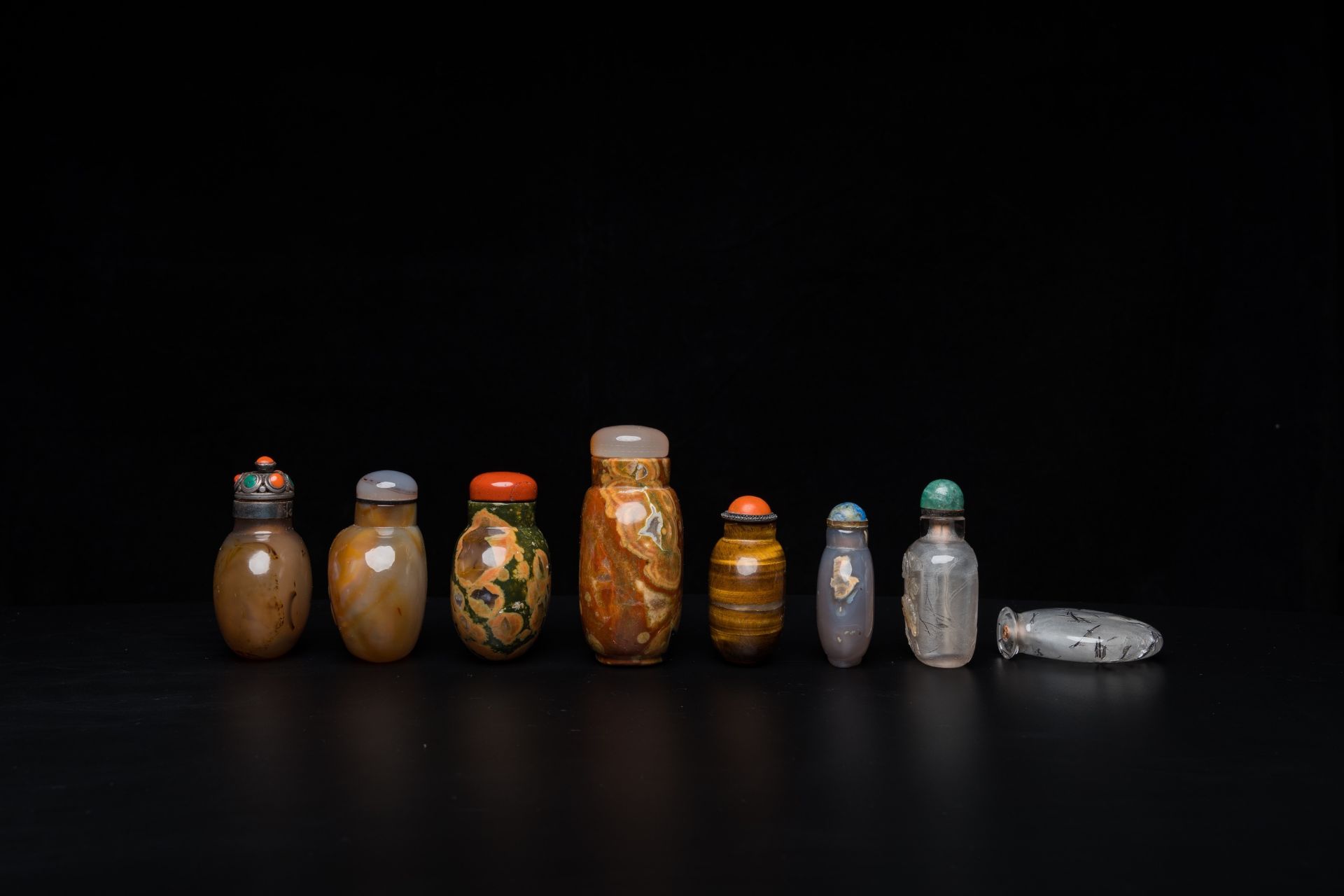 Eight Chinese agate, hardstone and quartz snuff bottles, 19/20th C. - Image 5 of 9