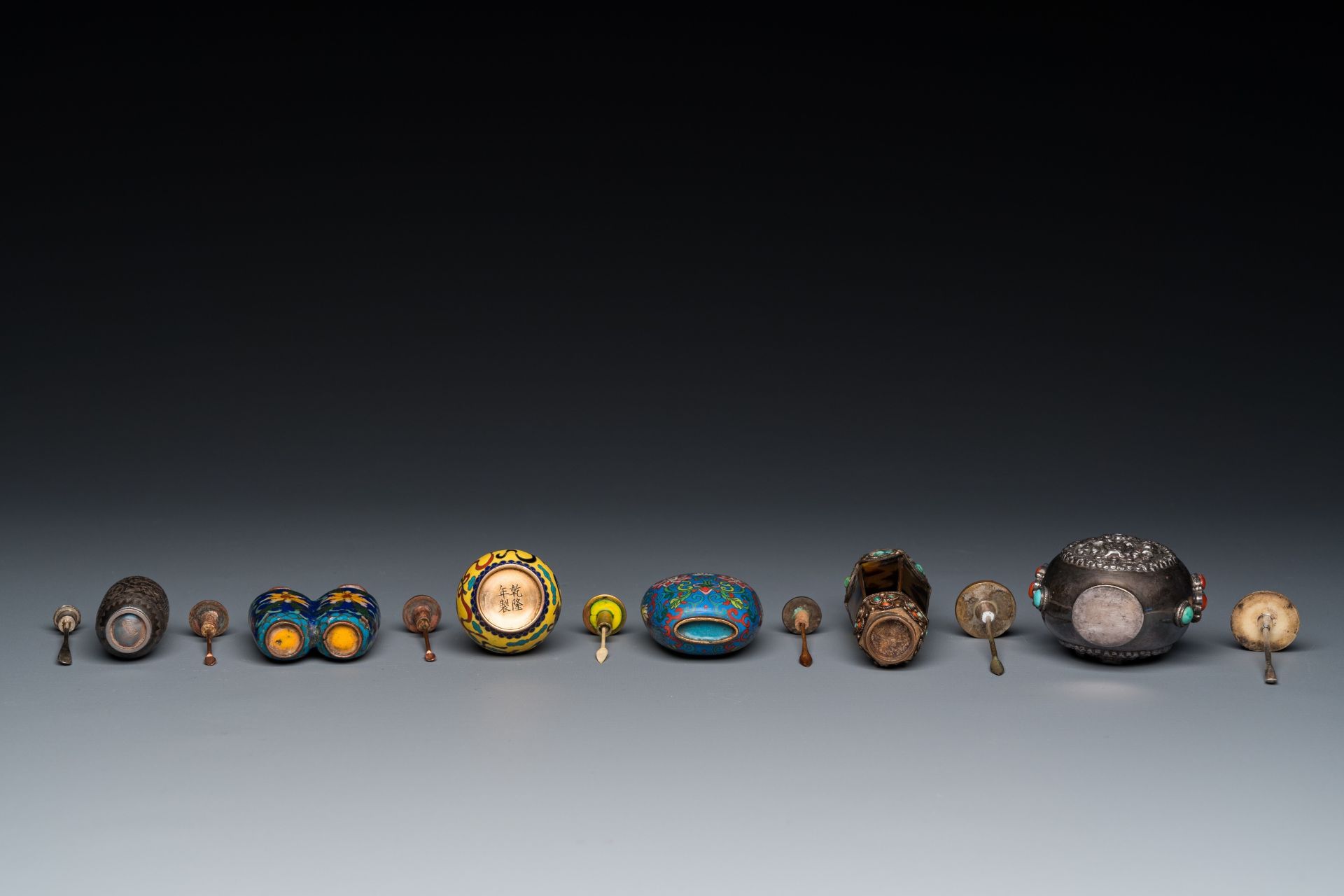 Six Chinese silver and cloisonne snuff bottles, 19/20th C. - Image 6 of 6