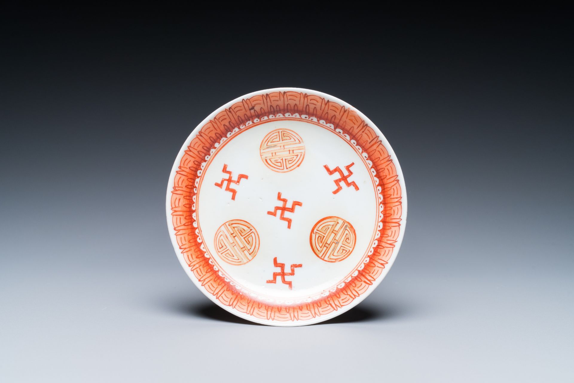 A varied collection of Chinese famille rose and qianjiang cai porcelain, 19/20th C. - Bild 12 aus 19