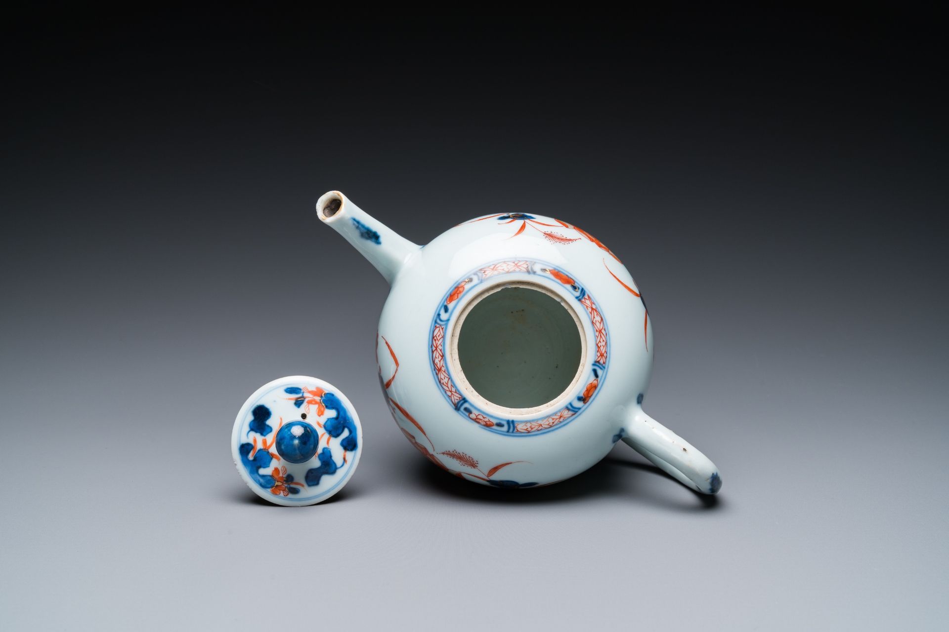 Eleven Chinese famille rose and Imari-style plates and a teapot with cover, Kangxi/Qianlong - Image 12 of 13