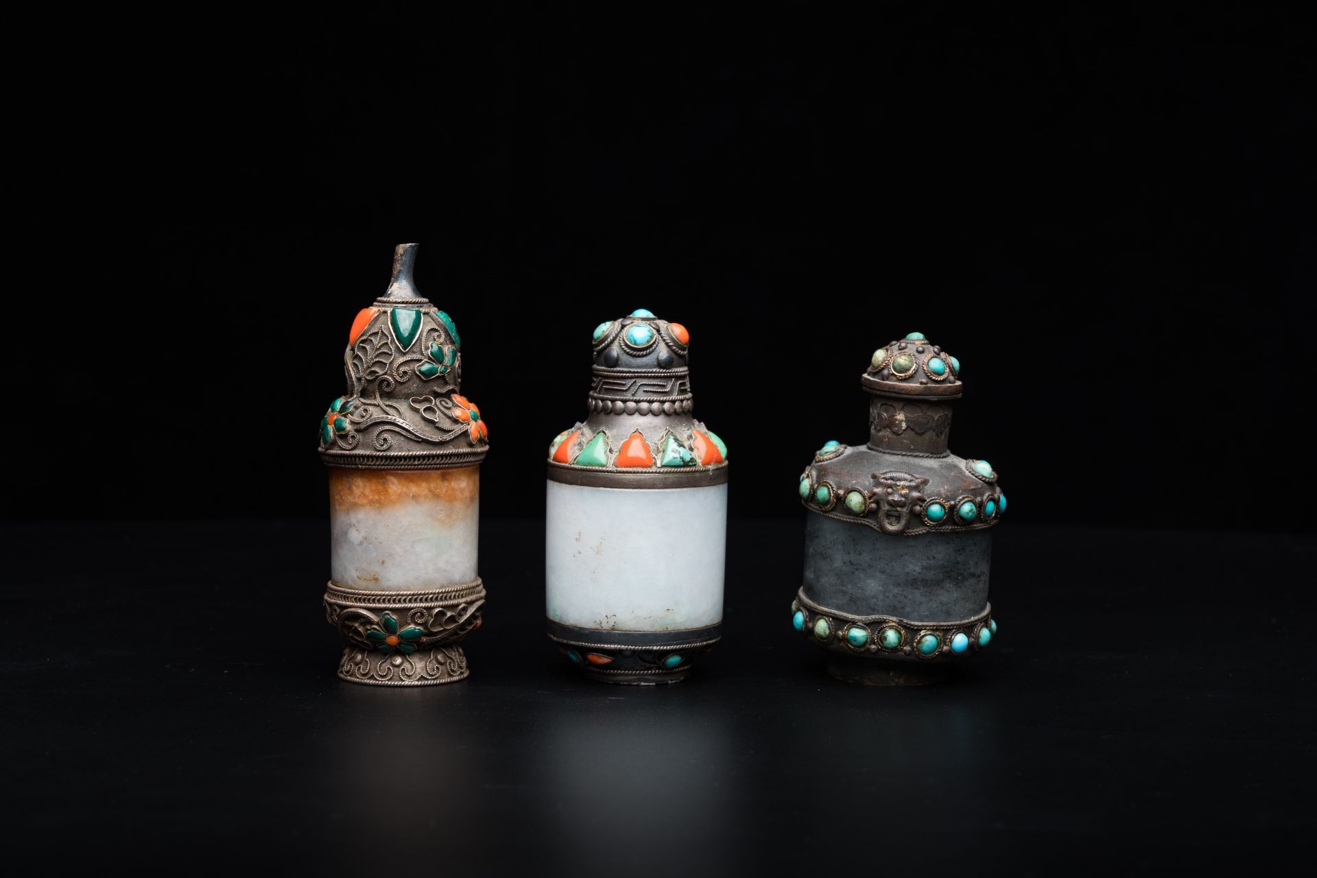 Four Chinese inlaid silver-mounted jade snuff bottles, 19/20th C. - Image 4 of 16