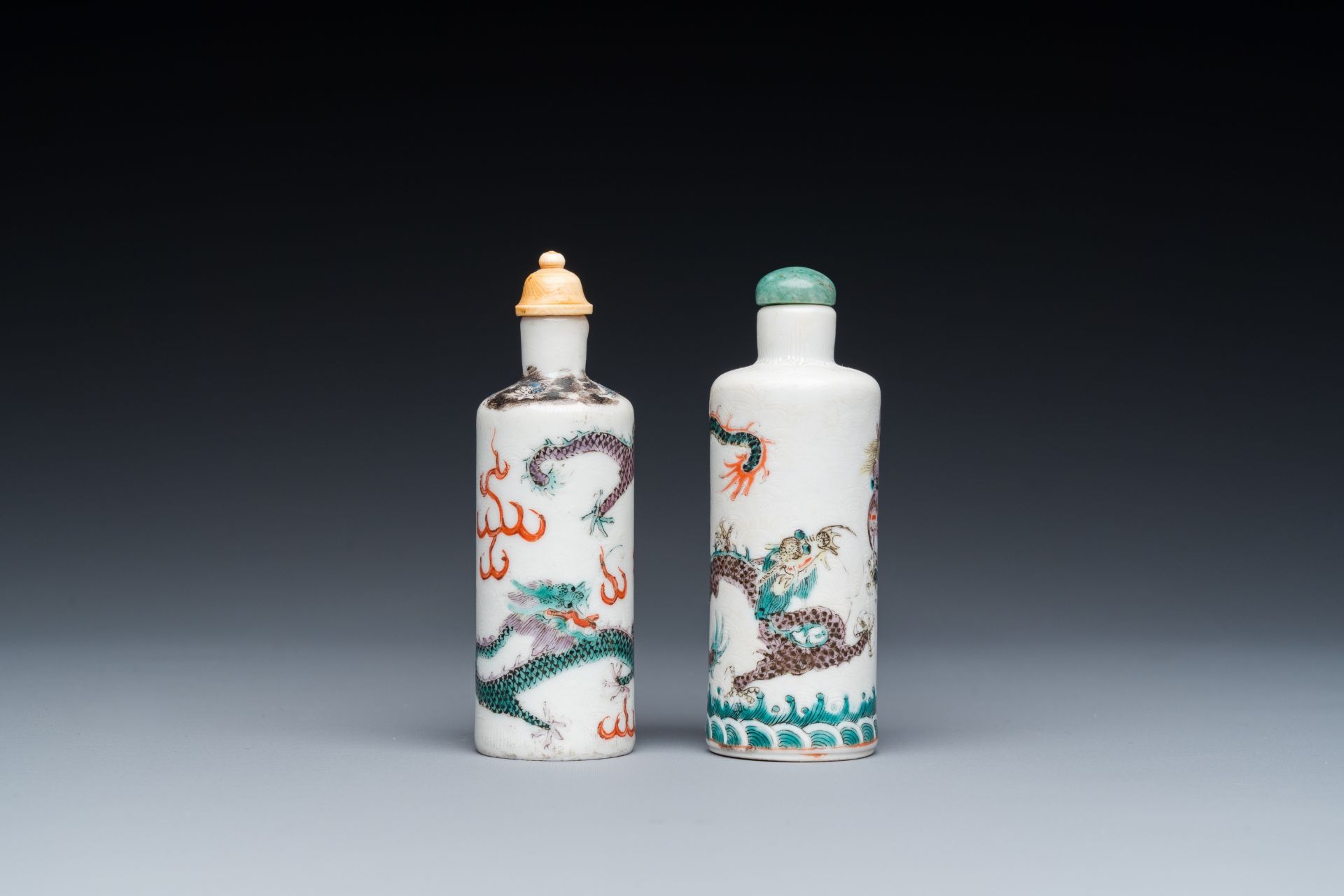 Two Chinese famille verte 'dragons' snuff bottles, 19th C. - Image 4 of 7