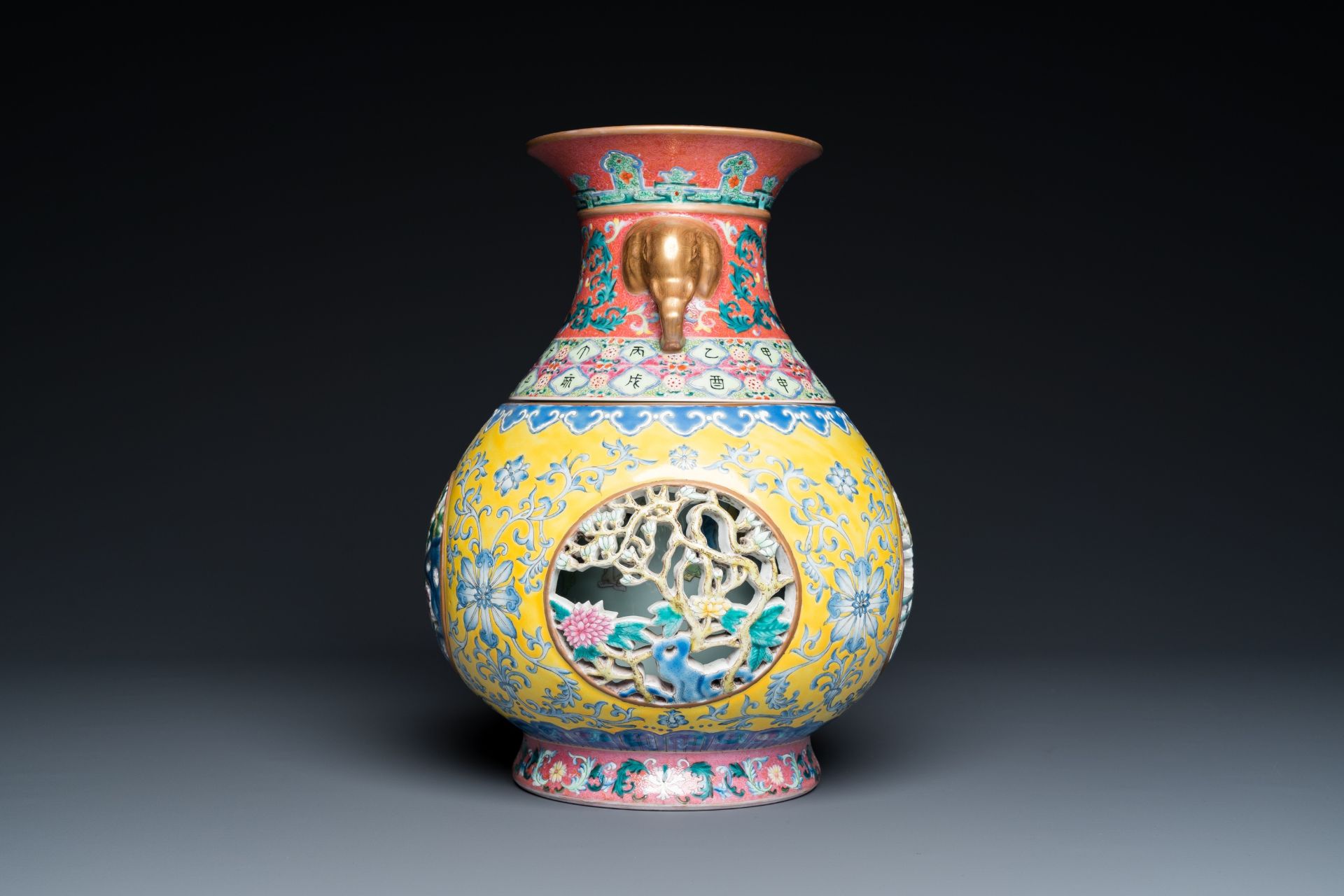 A Chinese reticulated and revolving famille rose vase consisting of two parts, Qianlong mark, 20th C - Bild 2 aus 10