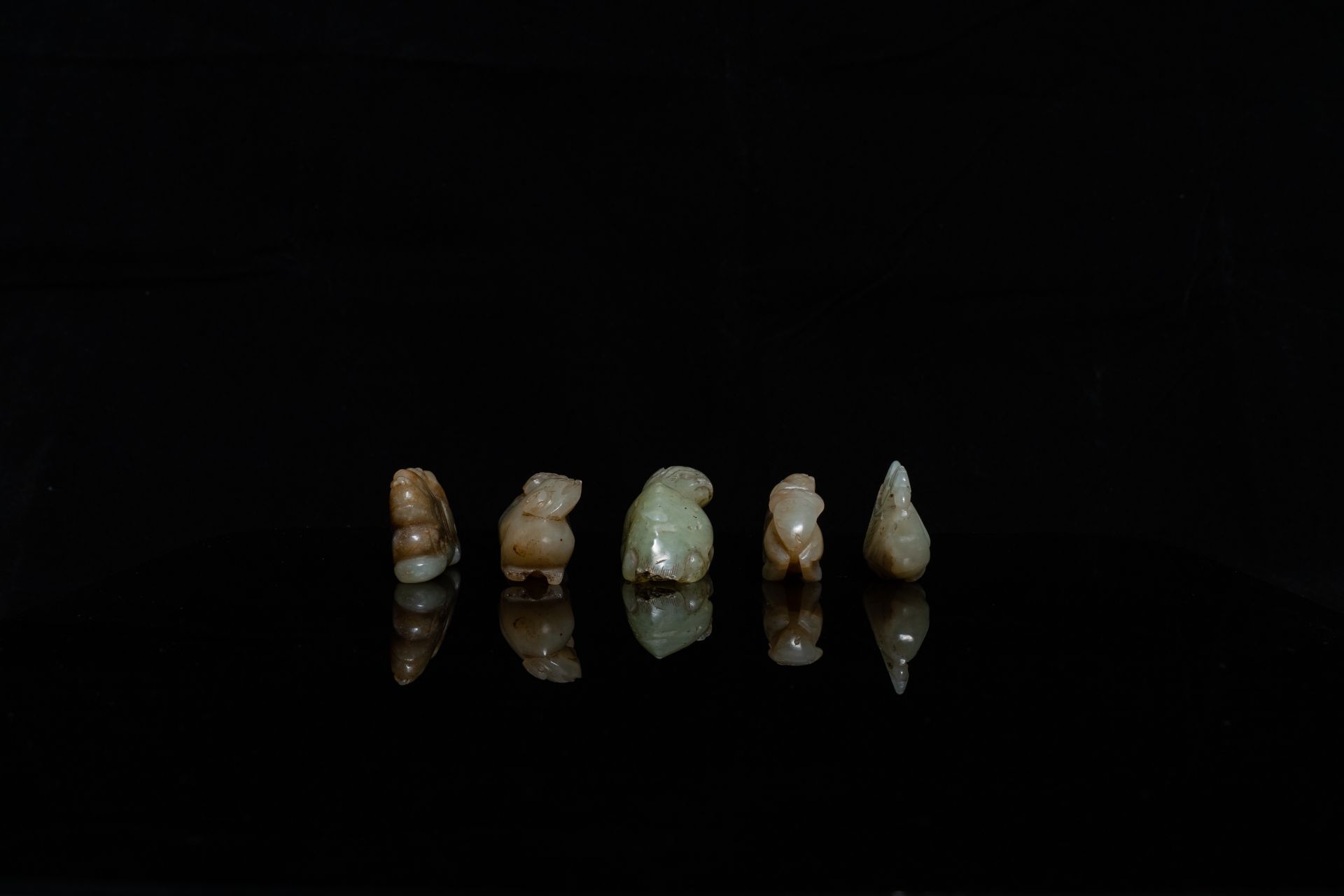 Five Chinese celadon and russet jade carvings, 19th C. - Bild 5 aus 21