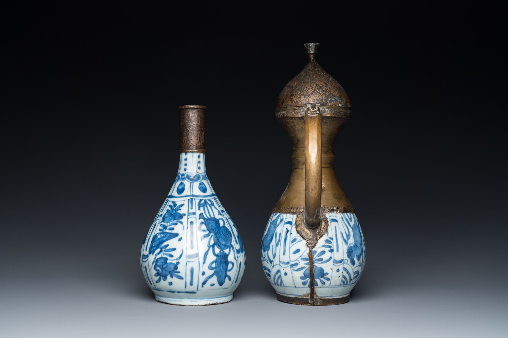 Two Chinese blue and white vases with bronze mounts for the Islamic market, Wanli - Bild 3 aus 7