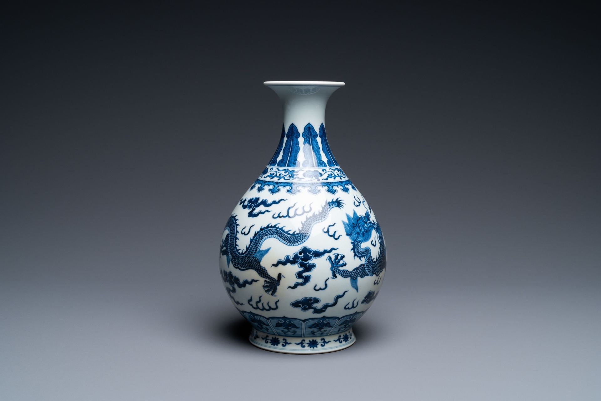 A Chinese blue and white 'yuhuchunping' 'dragon' vase on wooden stand, Qianlong mark, 19/20th C. - Bild 2 aus 27