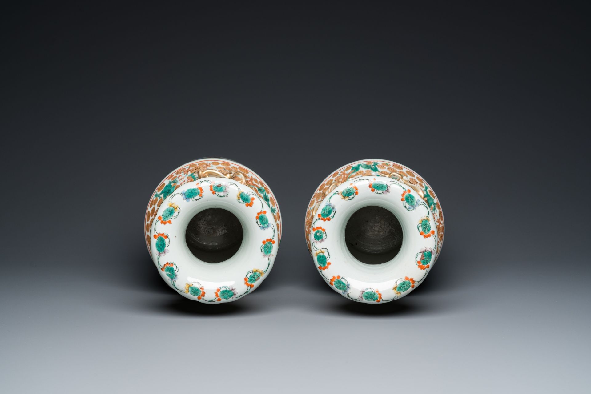 A pair of Chinese Canton famille rose 'immortals' vases, 19th C. - Image 5 of 6